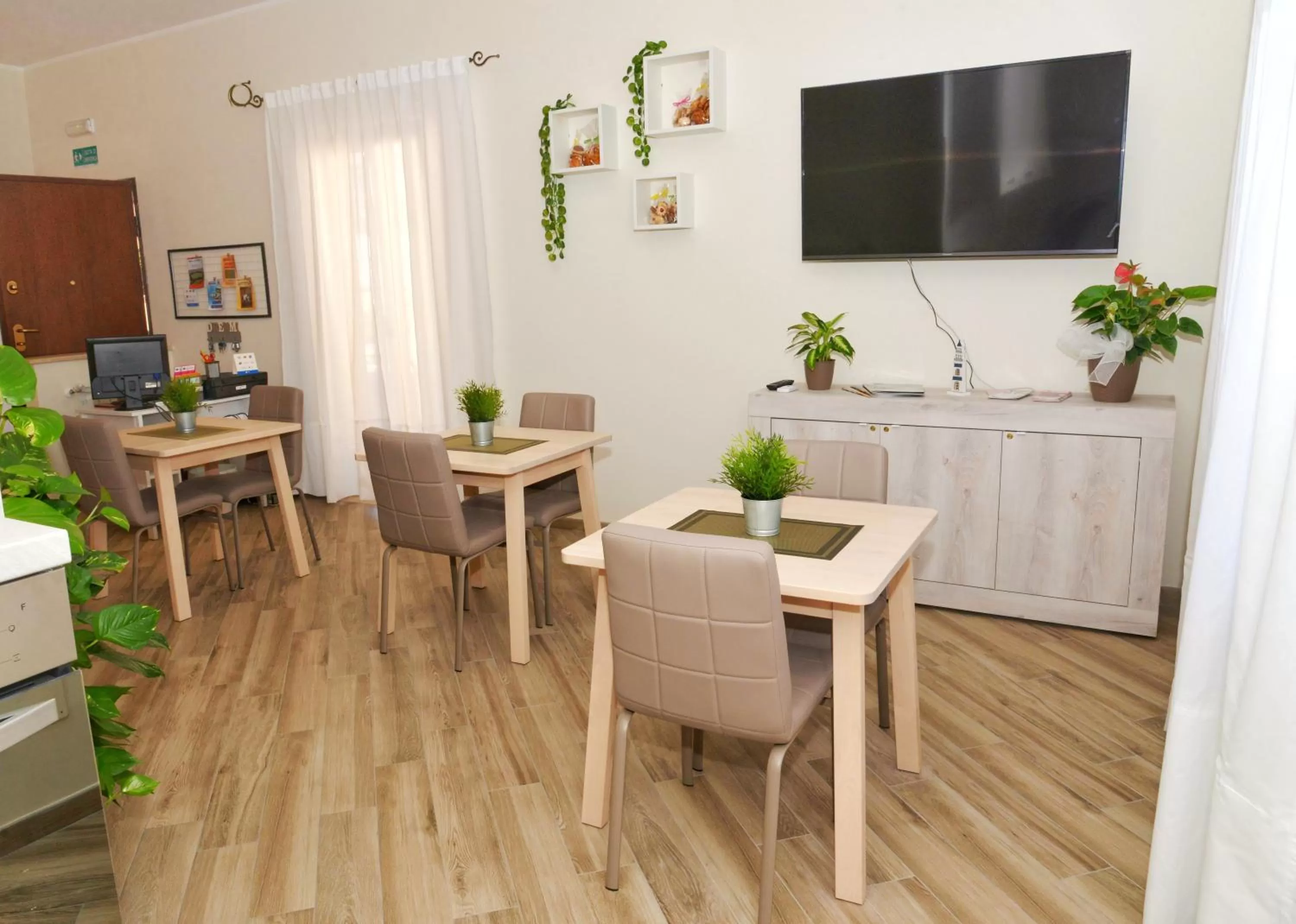 Seating area, TV/Entertainment Center in B&B MONDAY