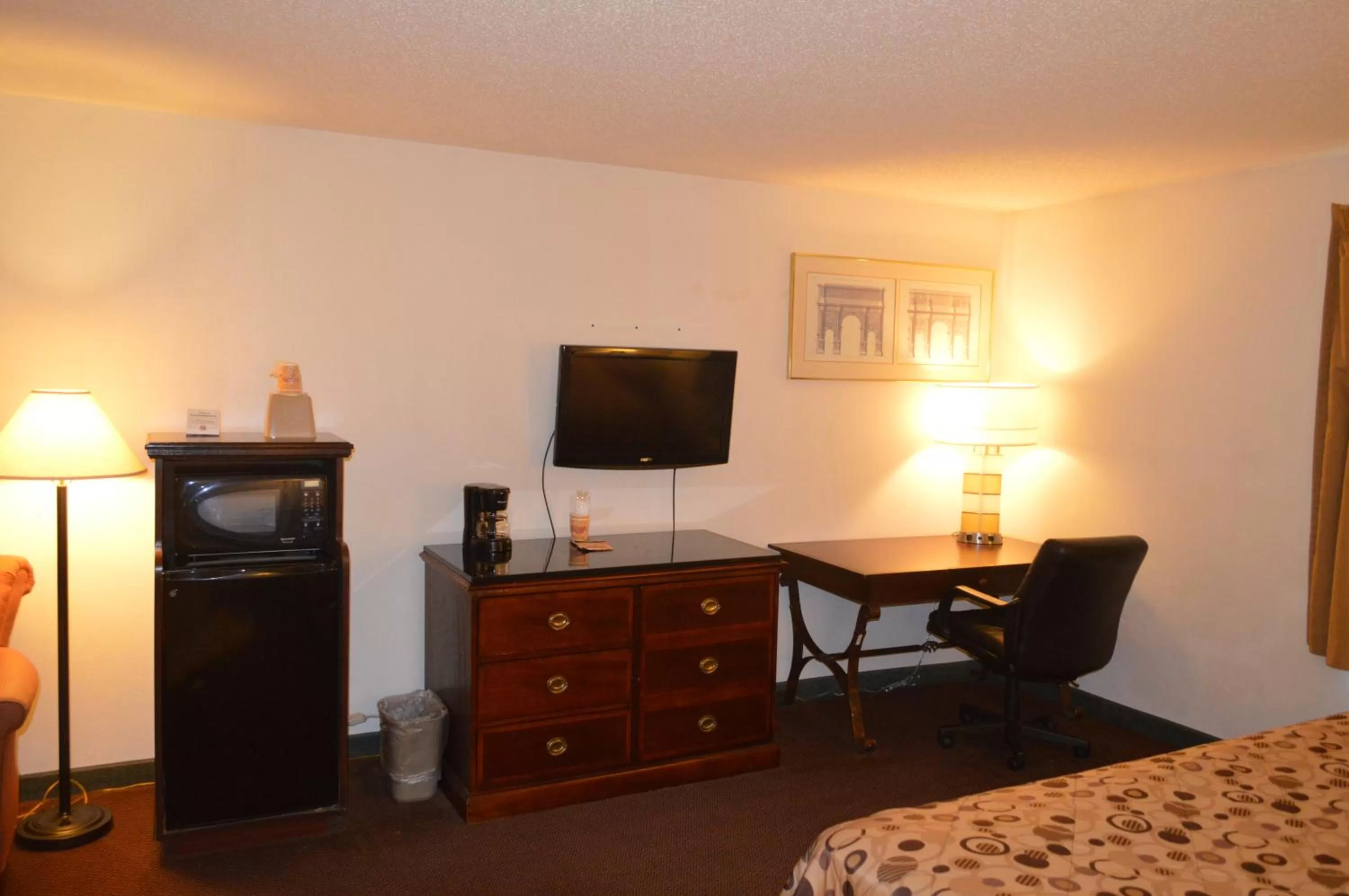 Bathroom, Bed in American Elite Inn