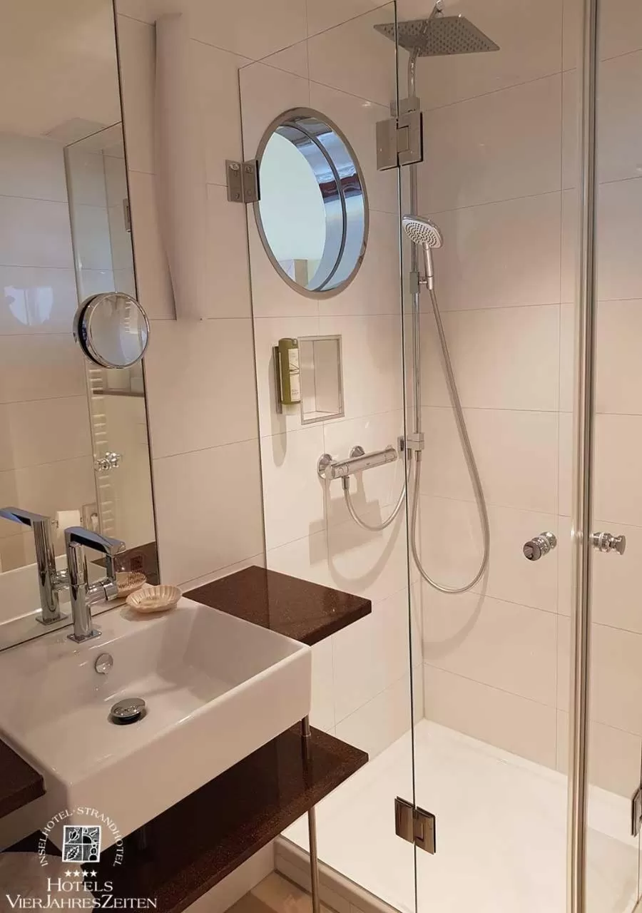 Shower, Bathroom in Strandhotel VierJahresZeiten