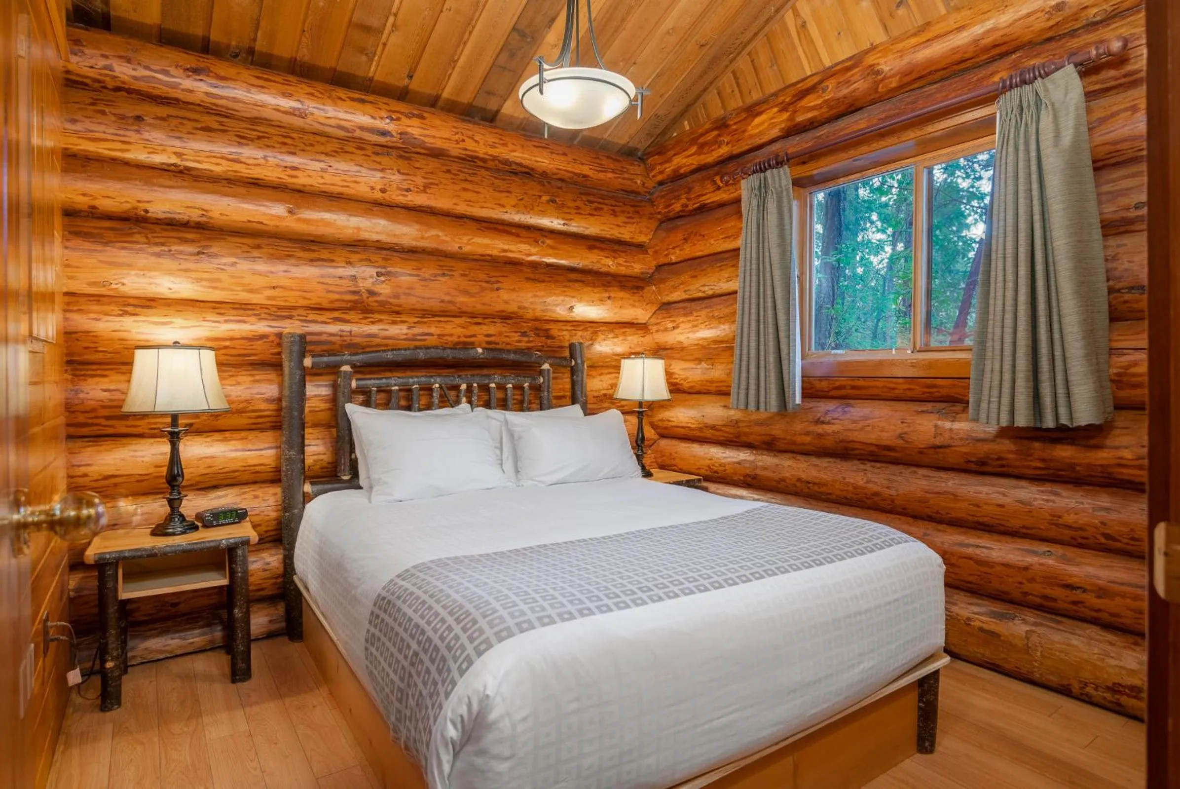 Bedroom, Bed in Tigh-Na-Mara Seaside Spa Resort