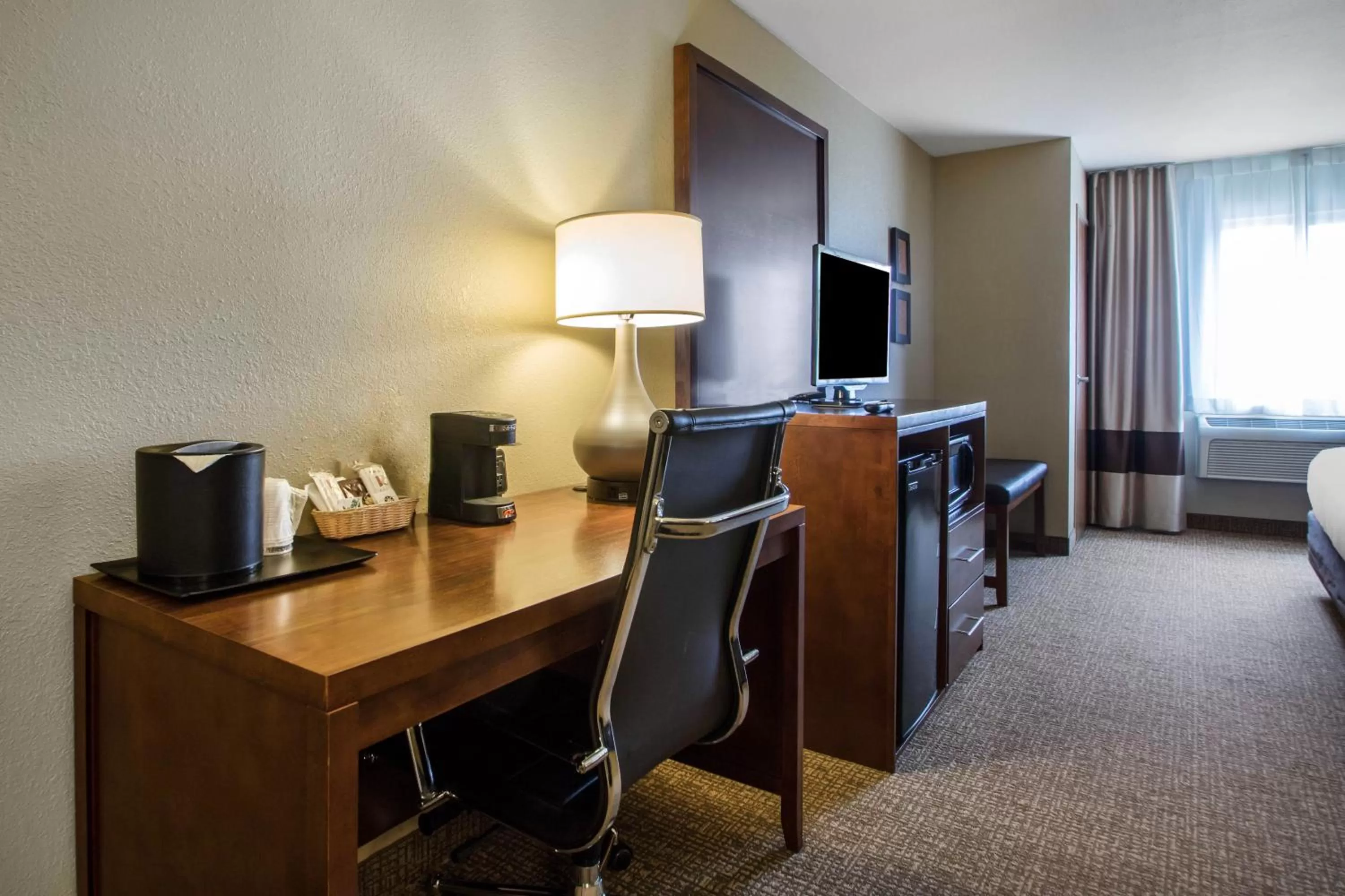 TV and multimedia in Comfort Suites Johnson Creek Conference Center