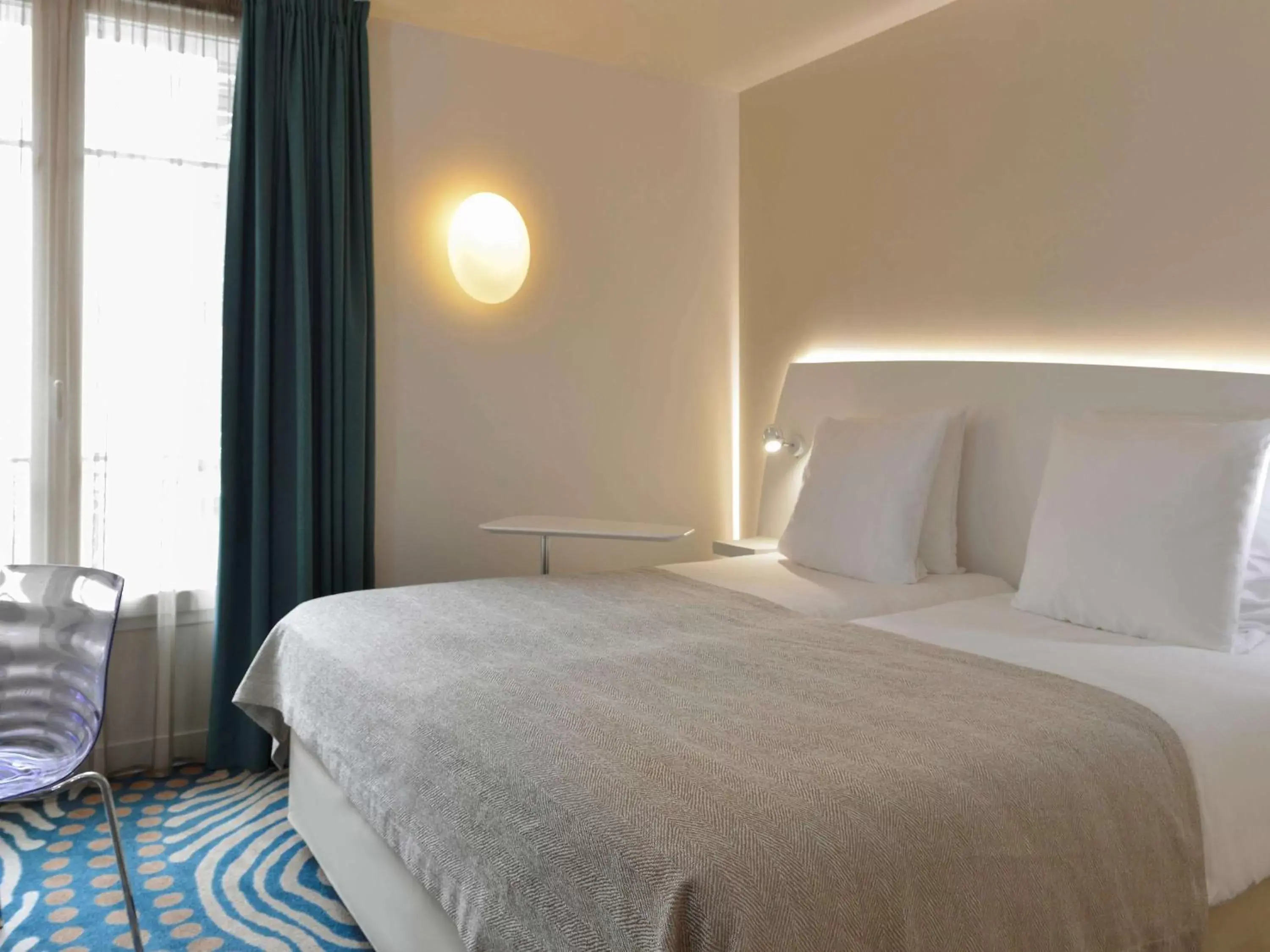 Privilege Room with 1 Double Bed & 1 Single Bed in Mercure Paris Levallois Privilege Room with 1 Double Bed & 1 Single Bed in Mercure Paris Levallois