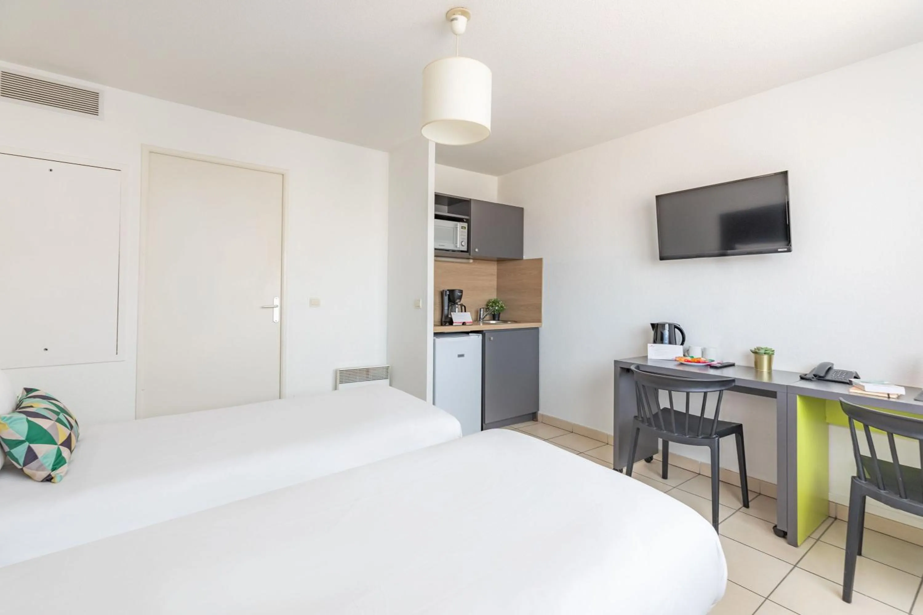 Bed in Appart'City Confort La Ciotat - Côté Port