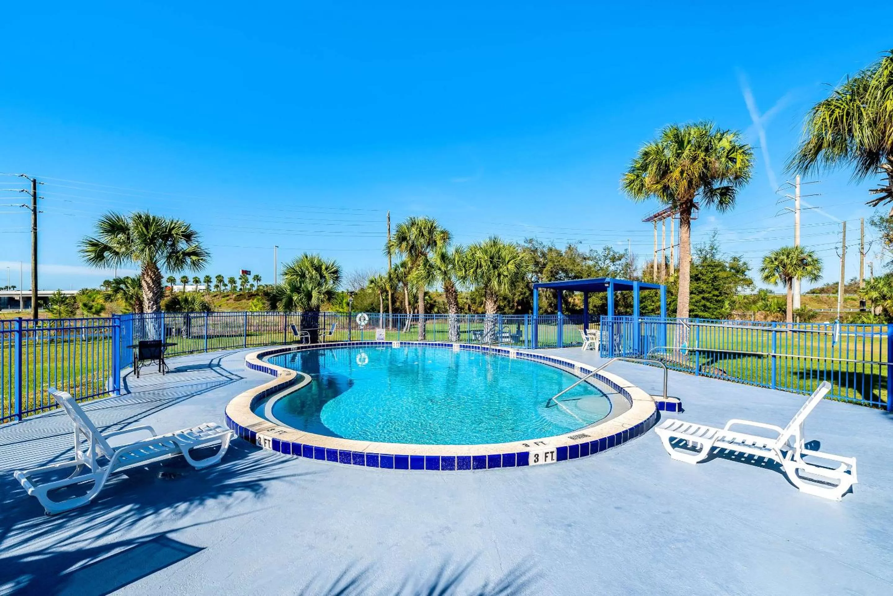 Swimming pool in Rodeway Inn Bushnell