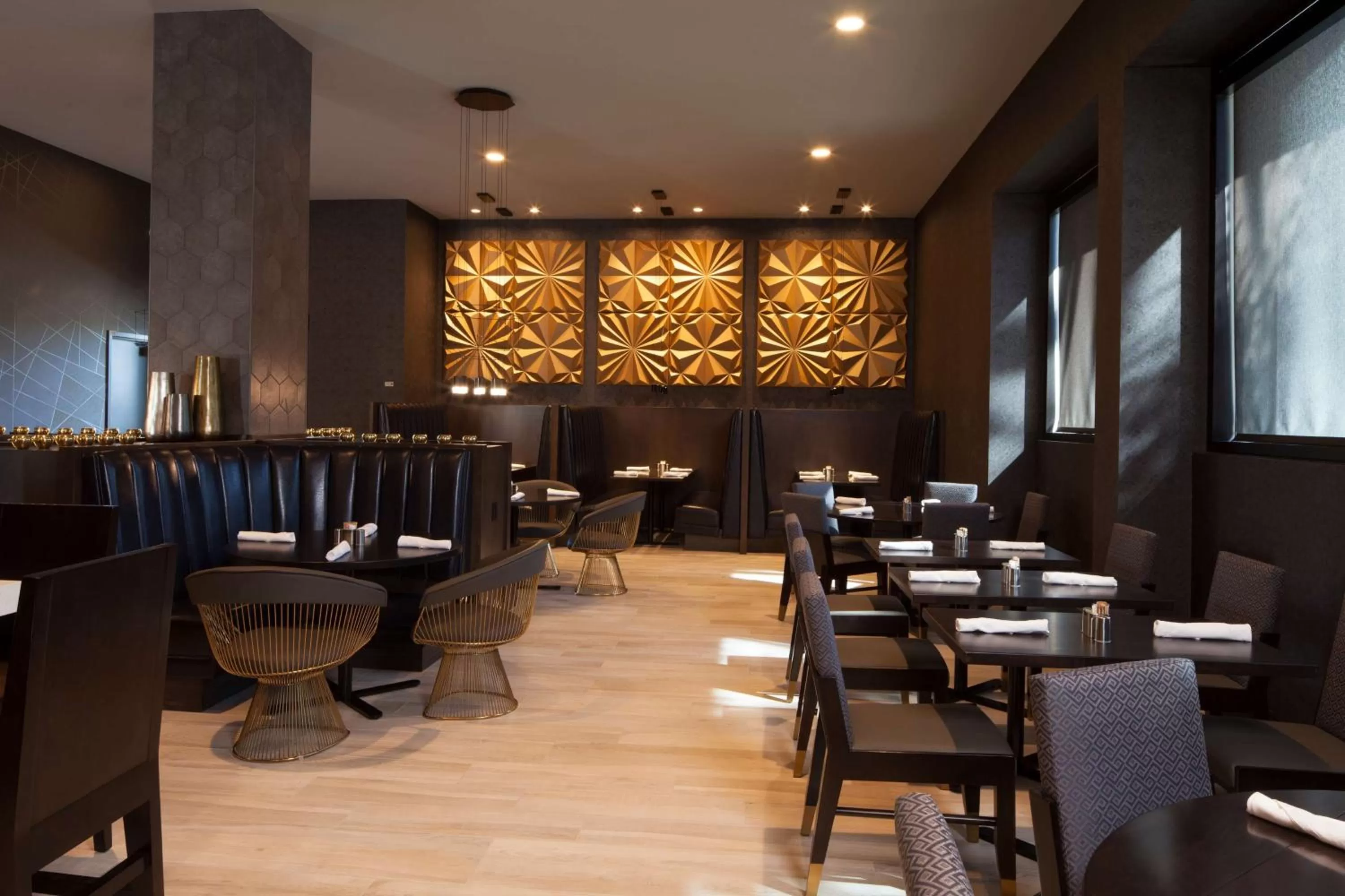 Lounge or bar in H Hotel Los Angeles, Curio Collection By Hilton