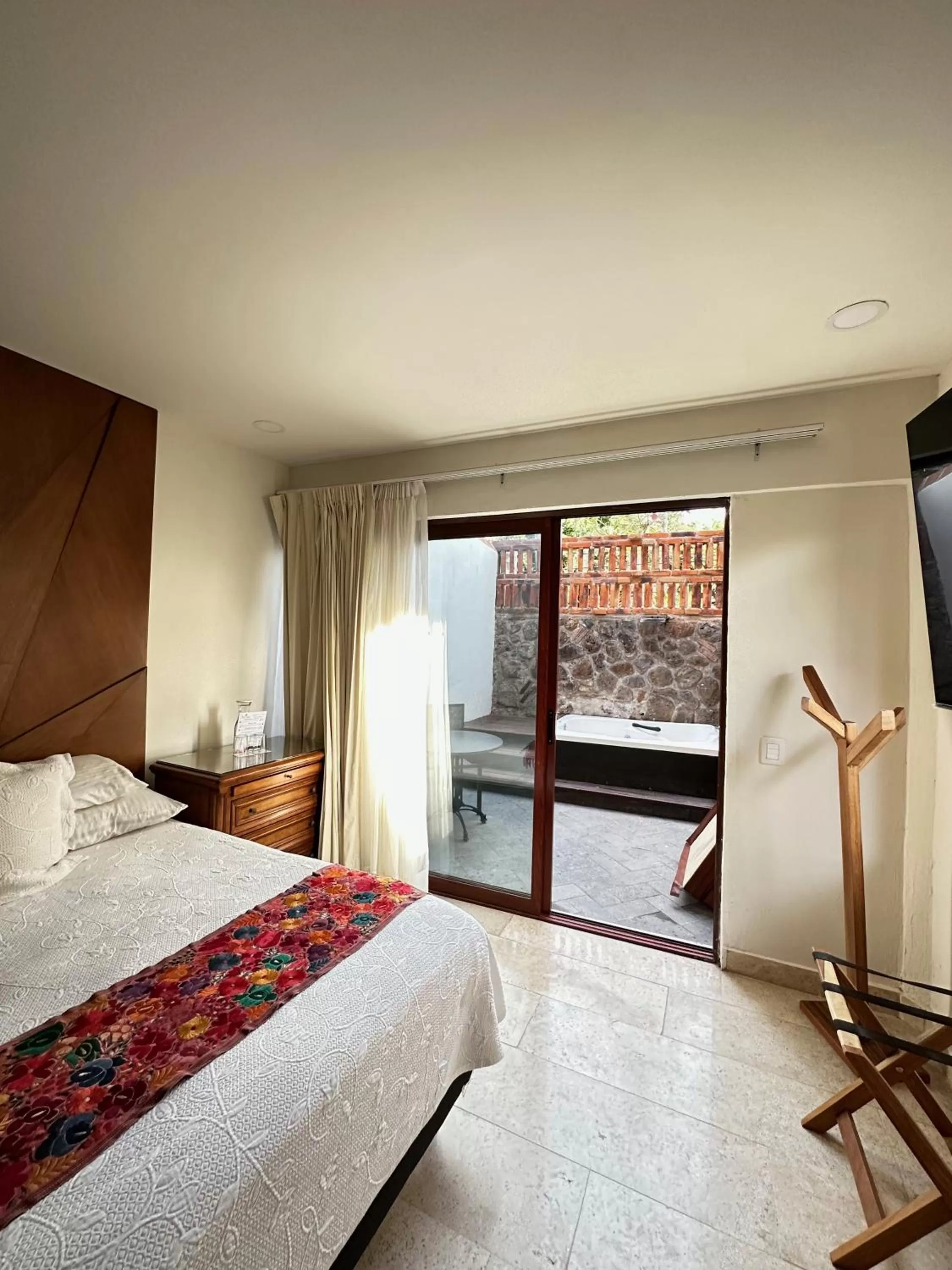 Bed in Hotel Lindo Ajijic Bed & Breakfast