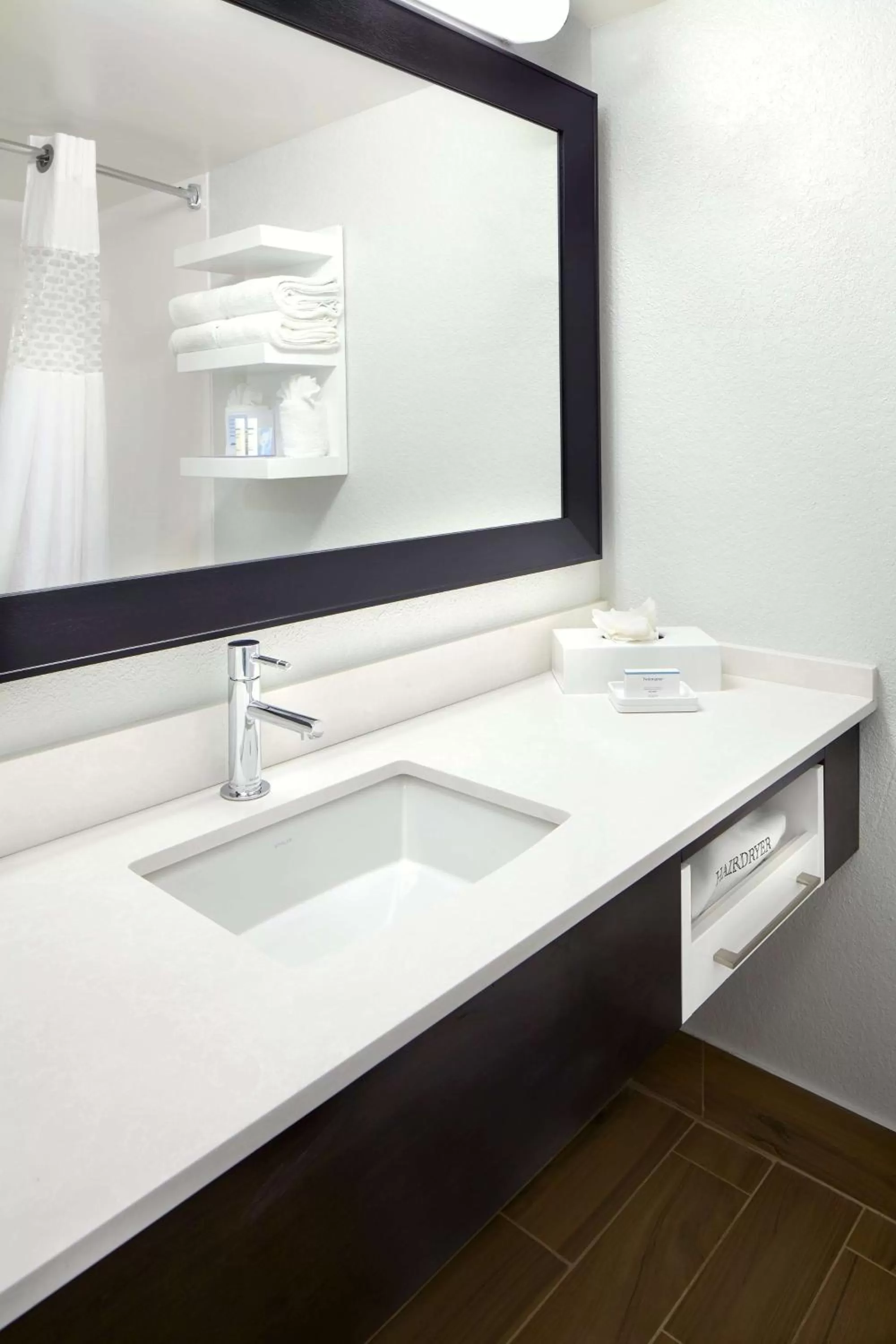 Bathroom in Hampton Inn Orlando Near Universal Blv/International Dr