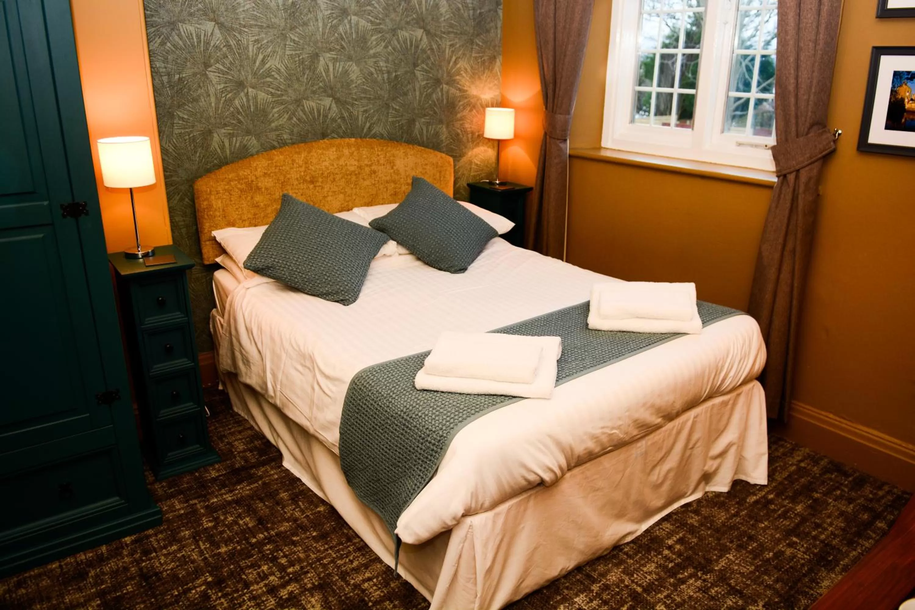 Bedroom, Bed in Plough Inn