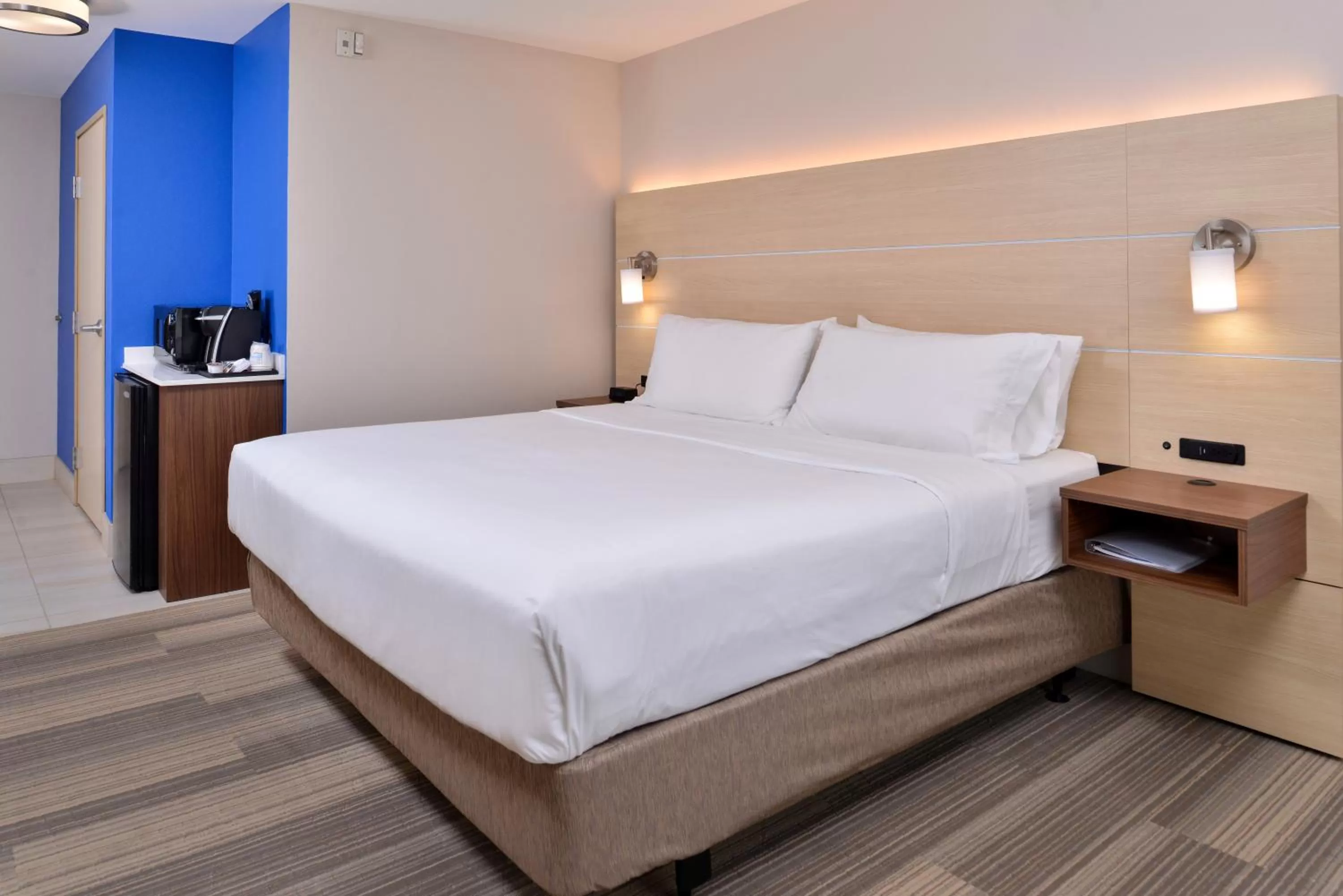 Photo of the whole room, Bed in Holiday Inn Express Hotel & Suites Cincinnati - Mason by IHG