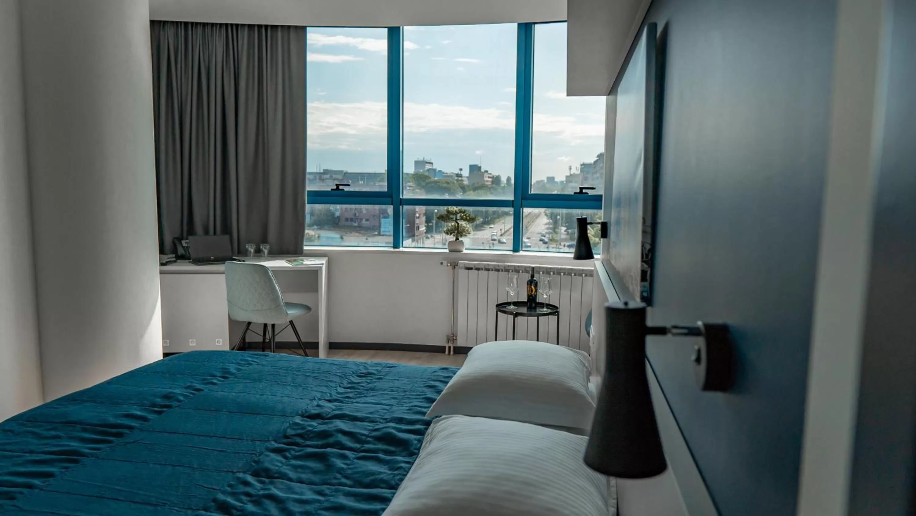 Seating area, Bed in Hotel Blue