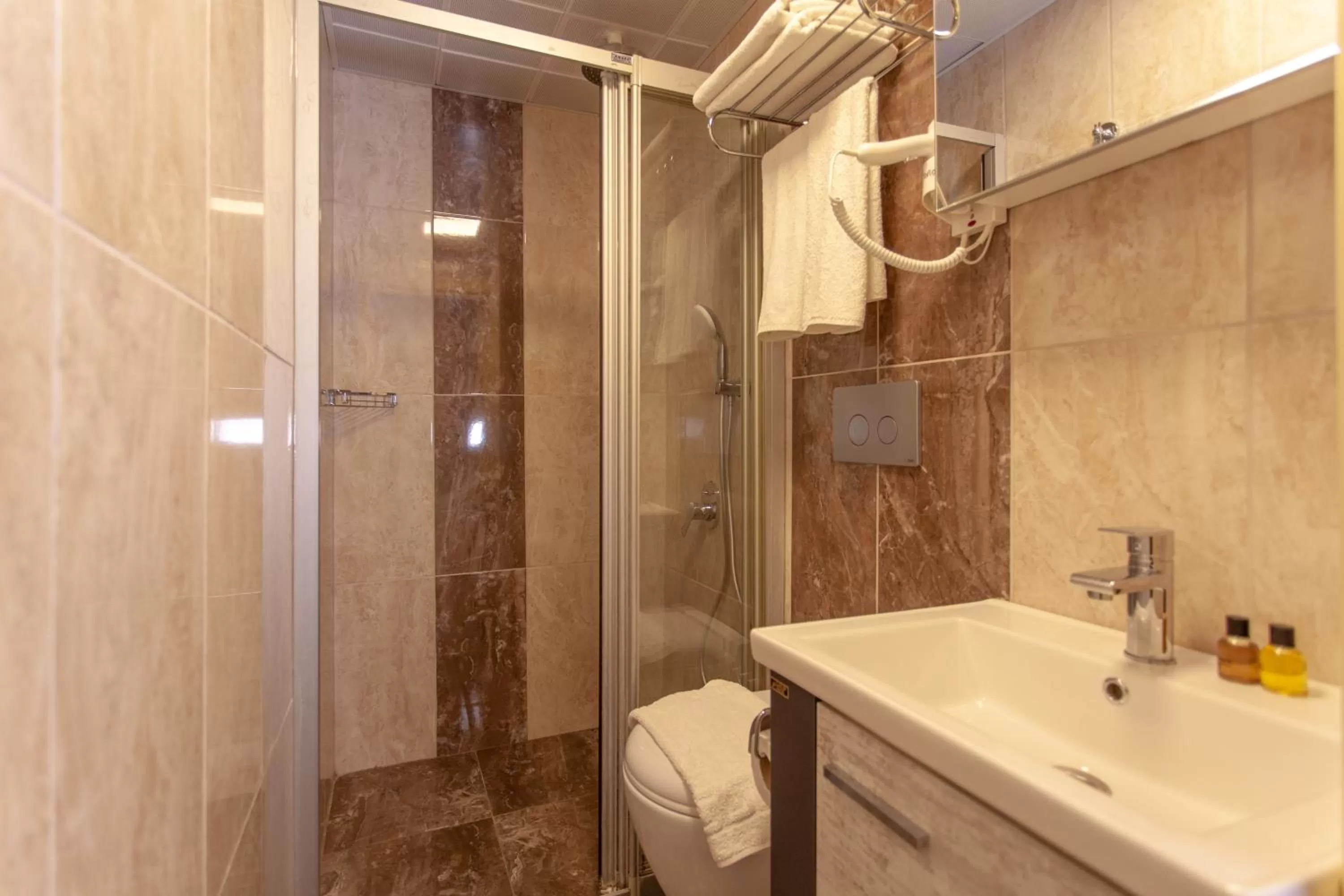 Shower in Ozmen Hotel Old Town Kaleiçi