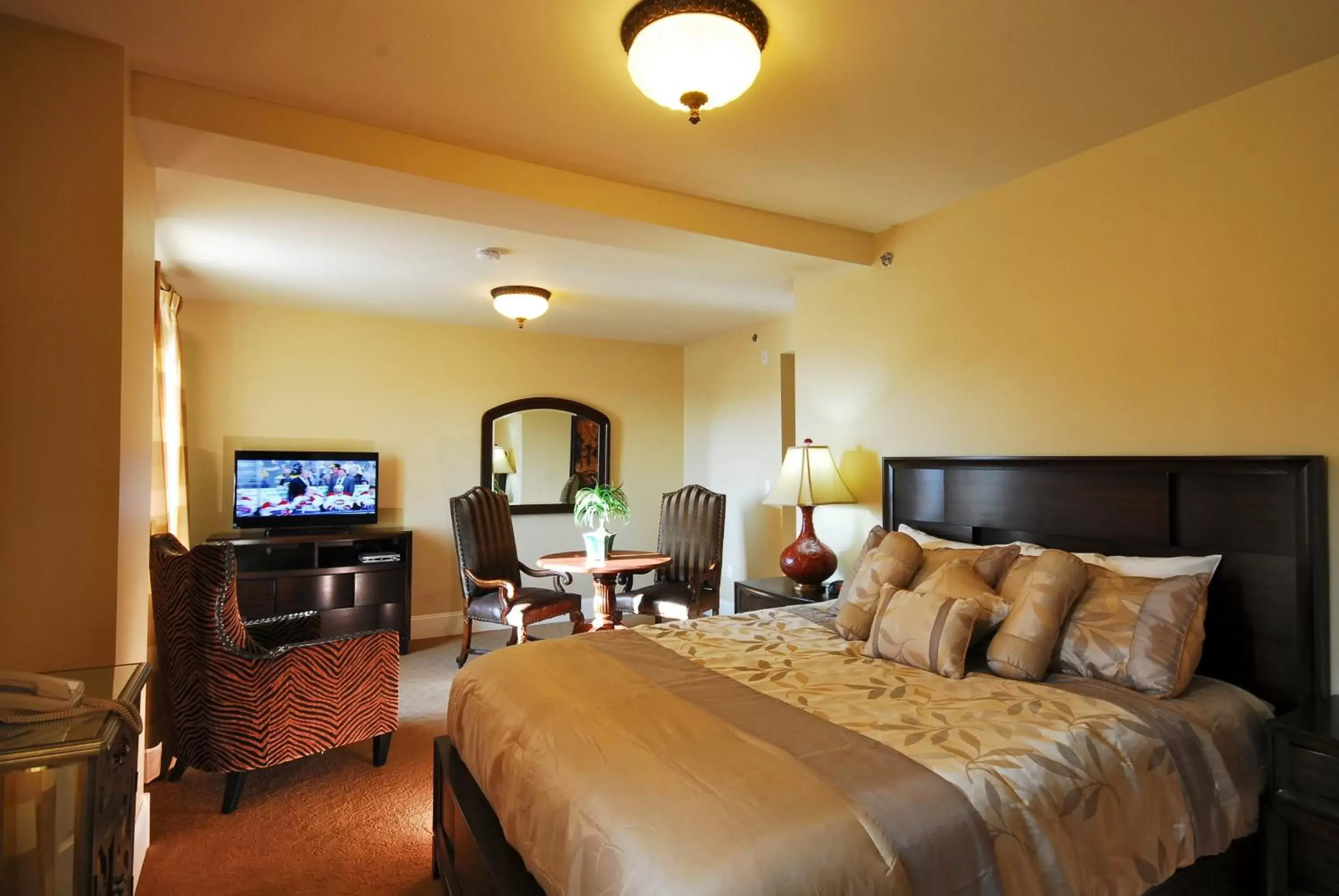 Queen Suite in Grant Hall Hotel Queen Suite in Grant Hall Hotel