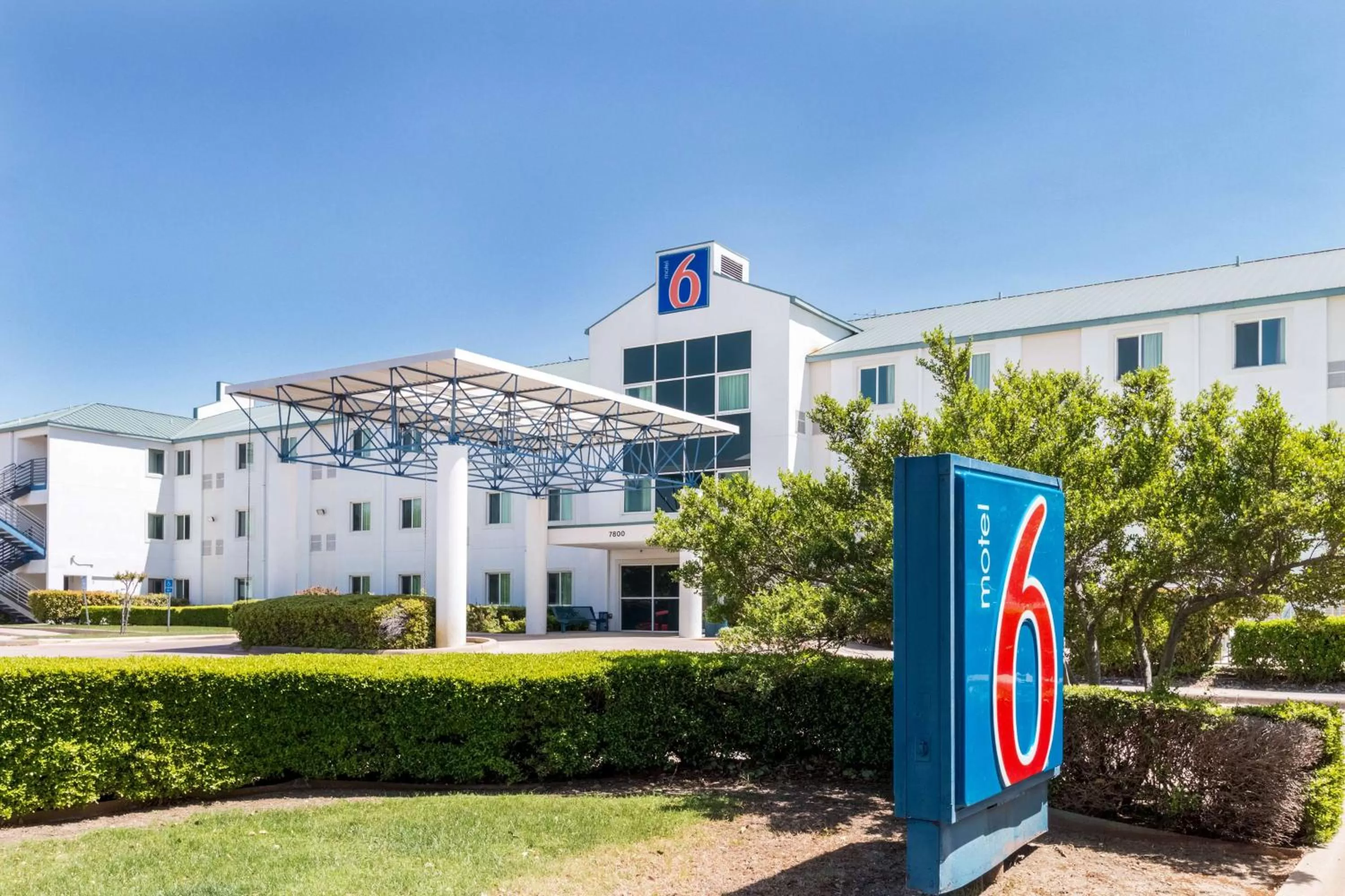 Property building in Motel 6-Irving, TX - DFW Airport North