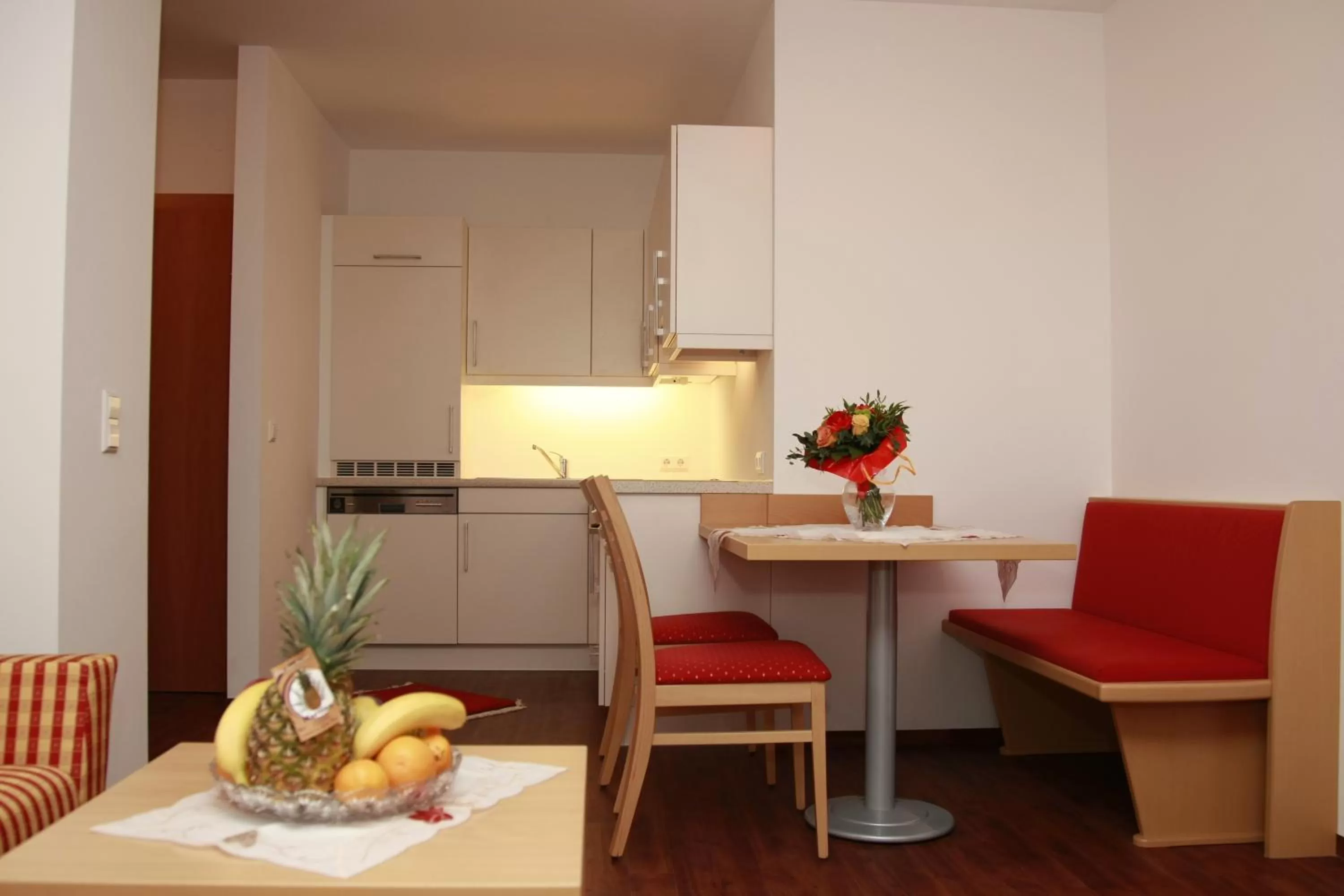 Kitchen or kitchenette, Dining Area in City-Hotel Mödling