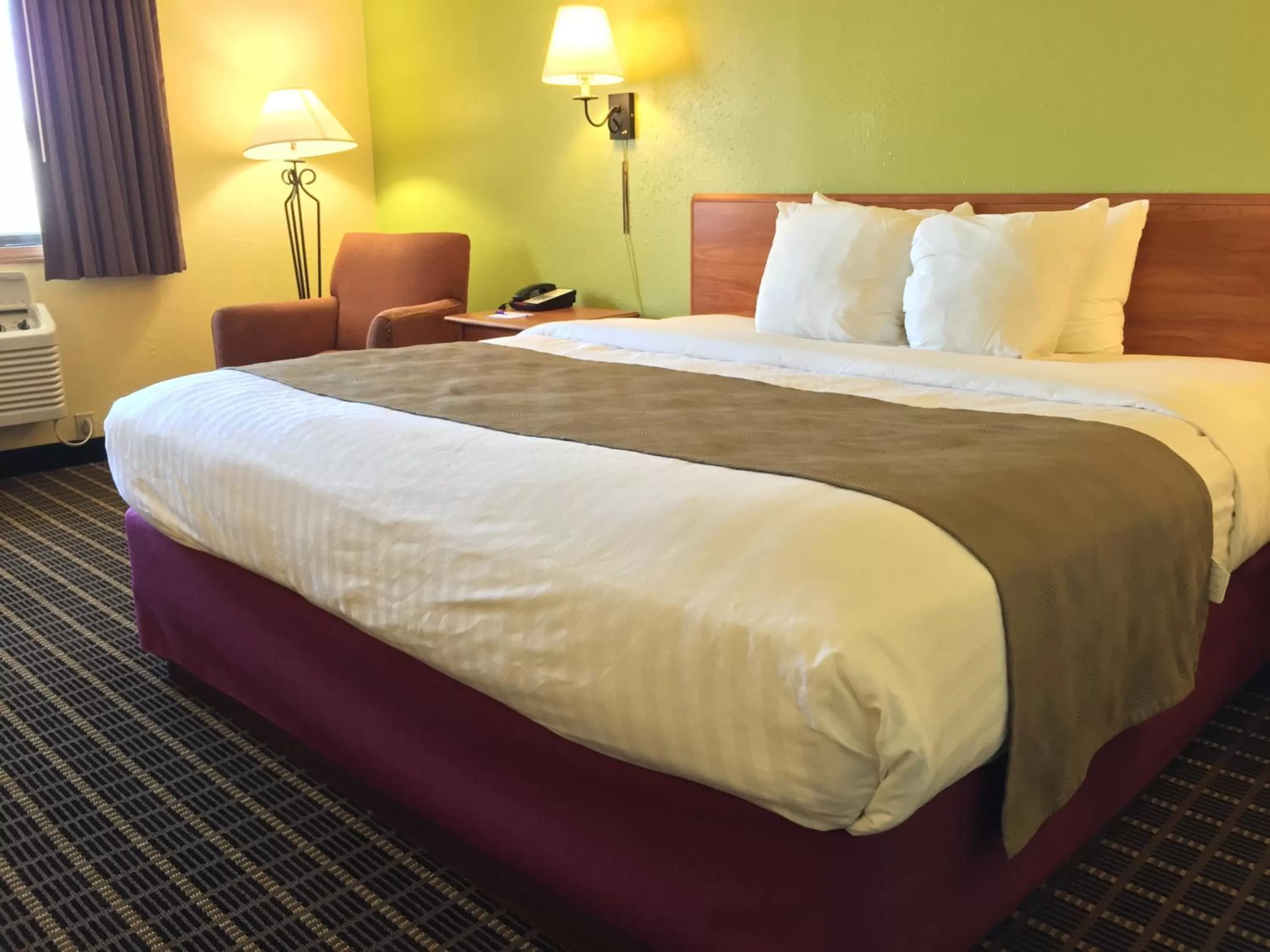 Bed in Quality Inn & Suites Harrington - Milford