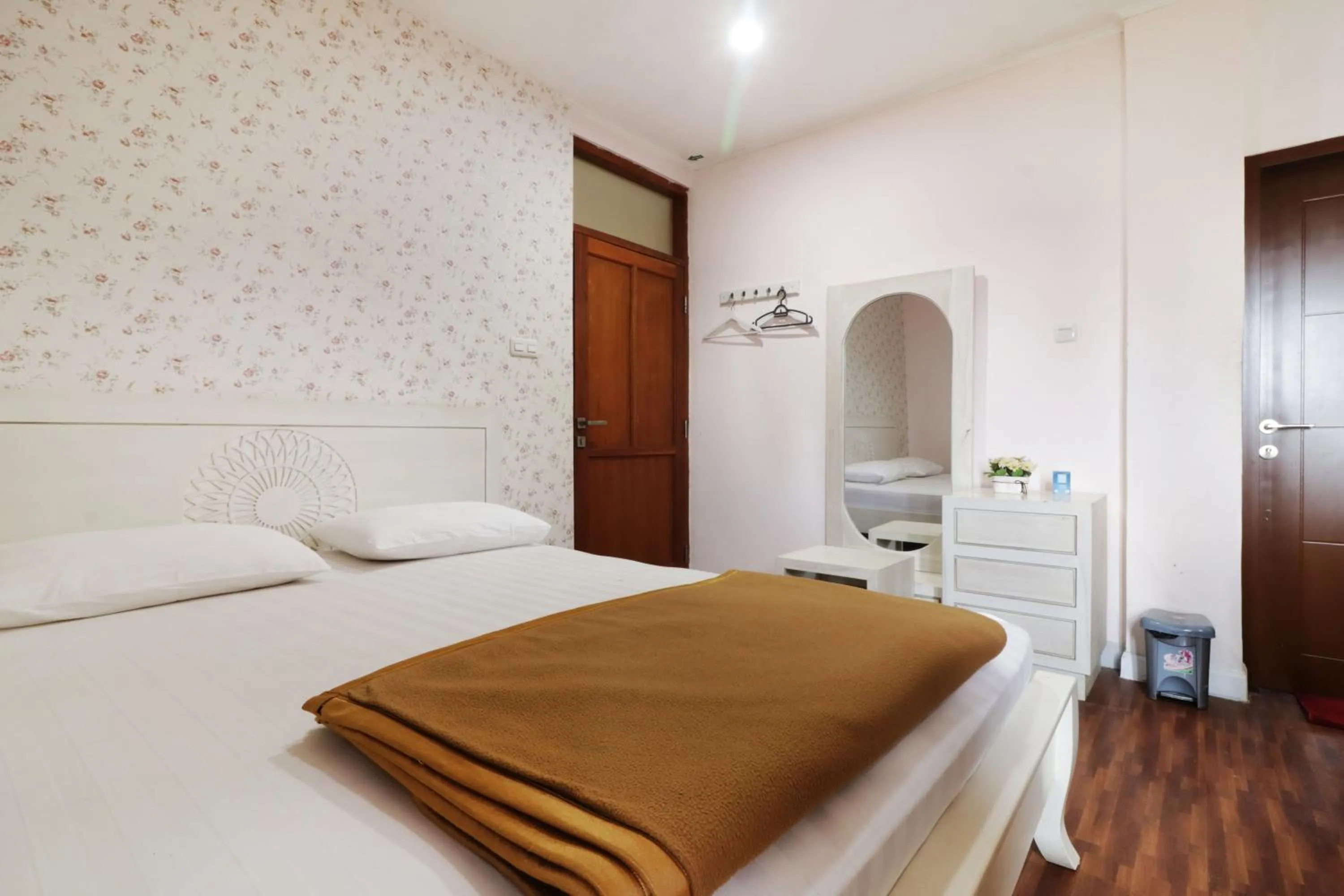 Bedroom, Bed in Jayagiri Guesthouse By Belgareti