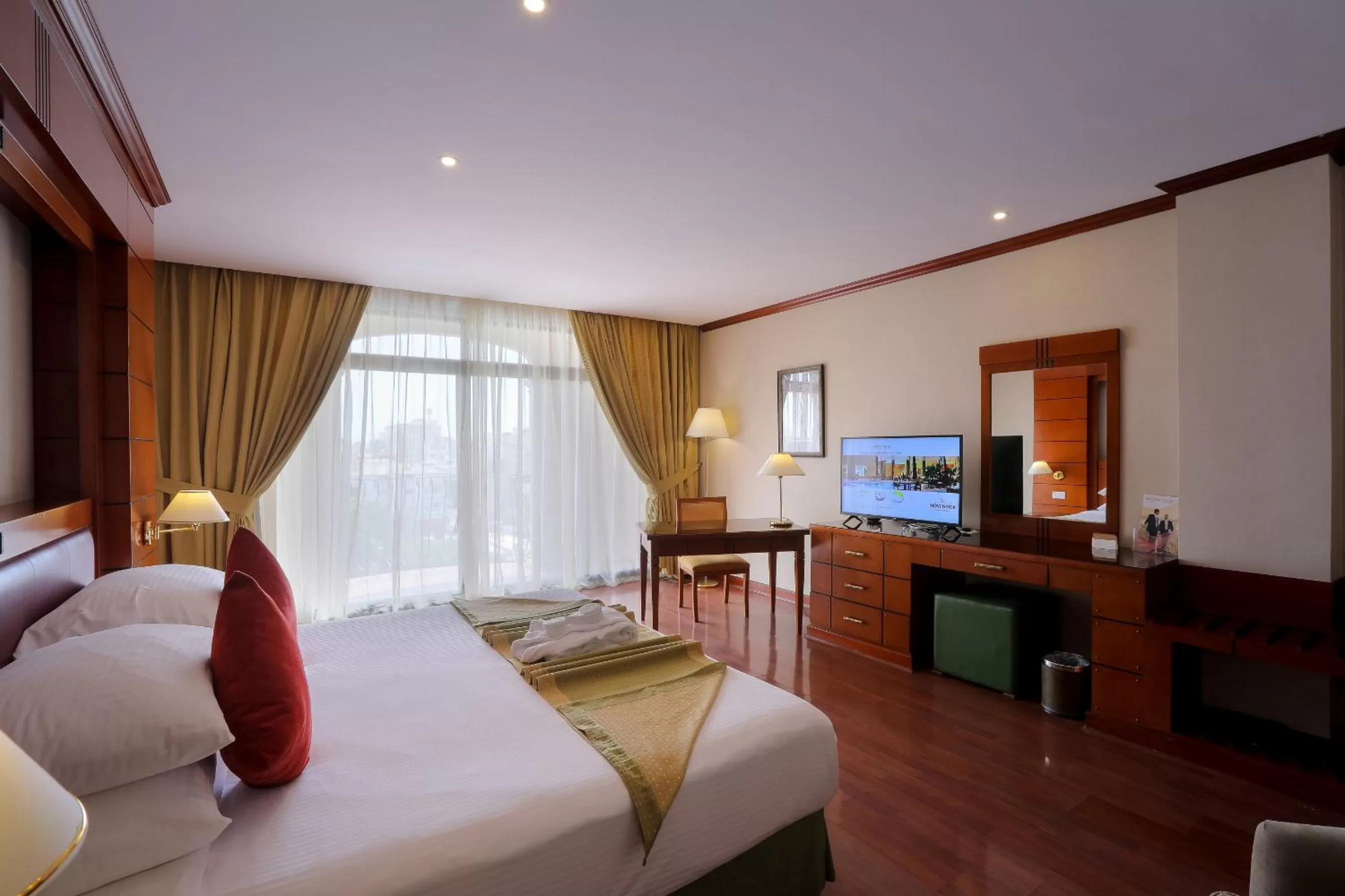 Bed in Mövenpick Hotel Jeddah