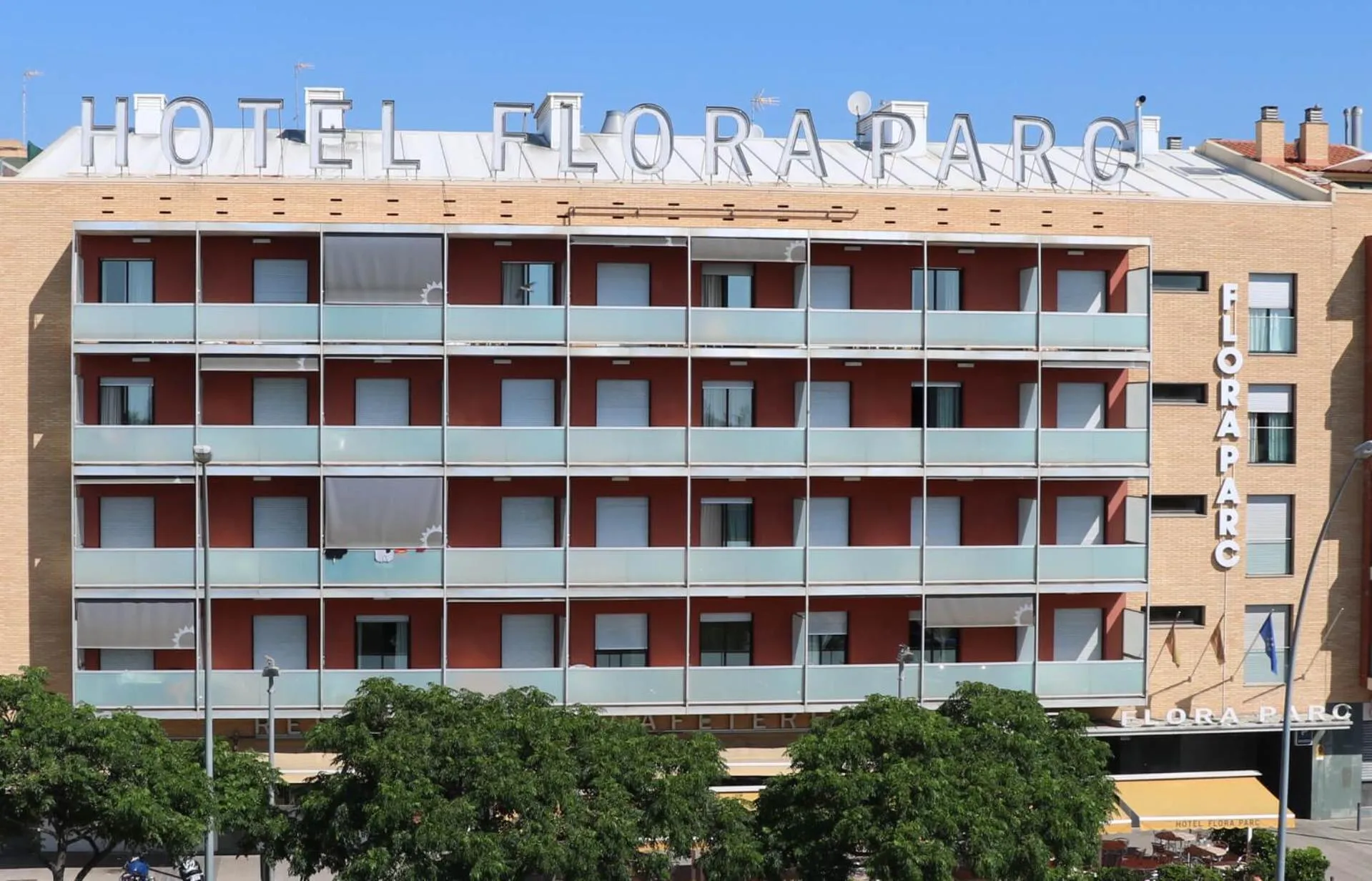 Facade/entrance in Hotel Flora Parc