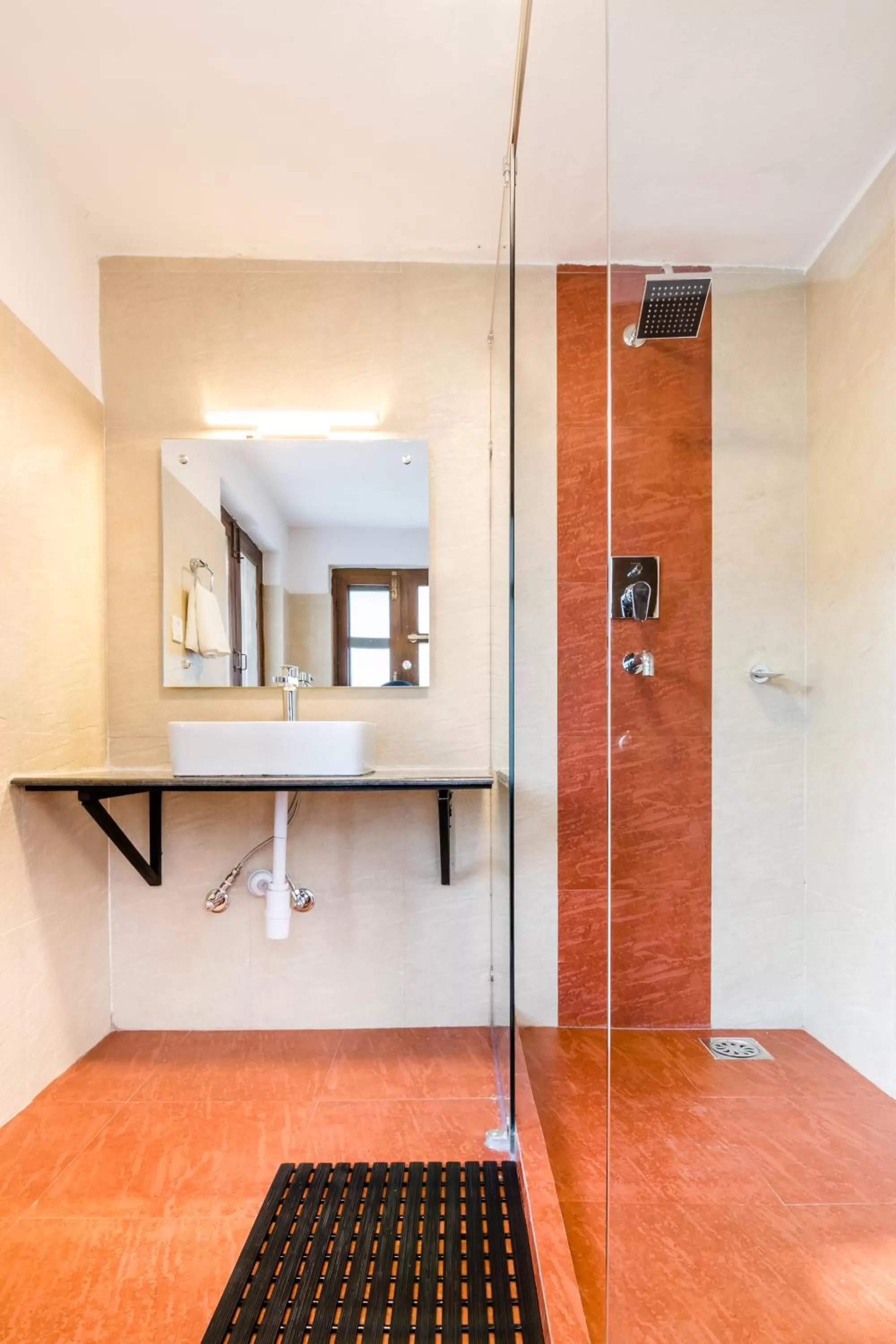 Shower, TV/Entertainment Center in The Museum