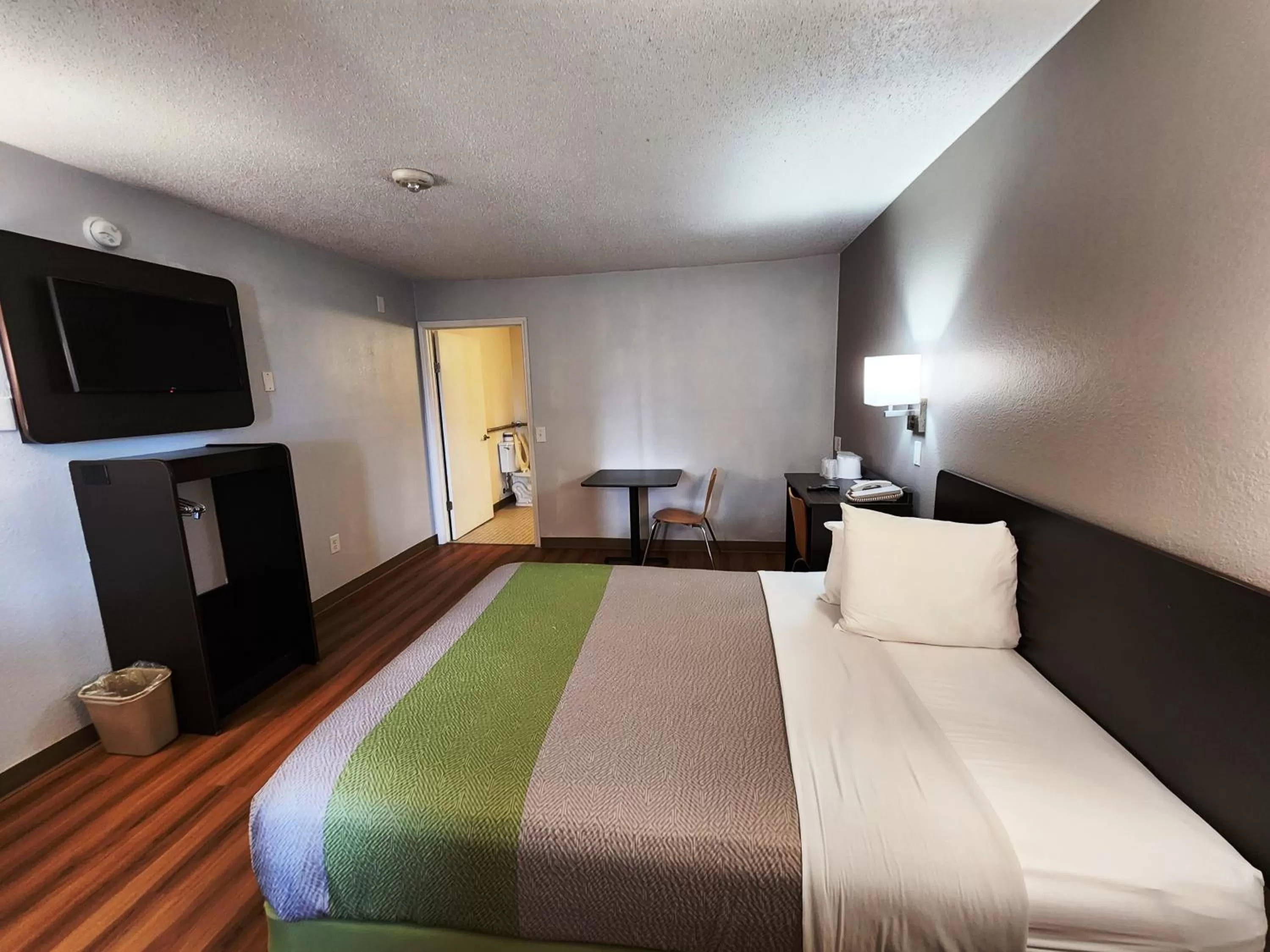 Bed in Motel 6-Baytown, TX - Baytown East