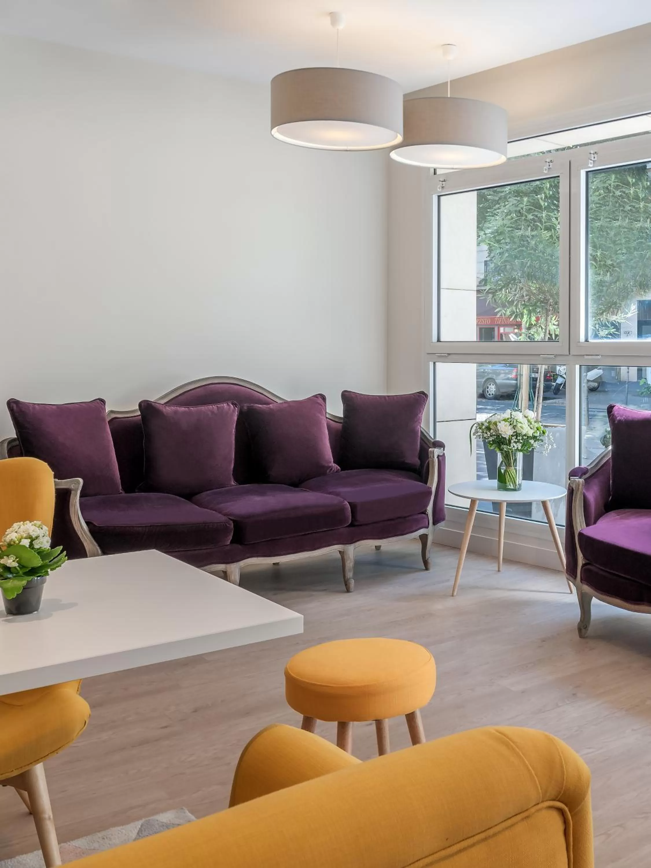 Communal lounge/ TV room in Citadines Montmartre Paris