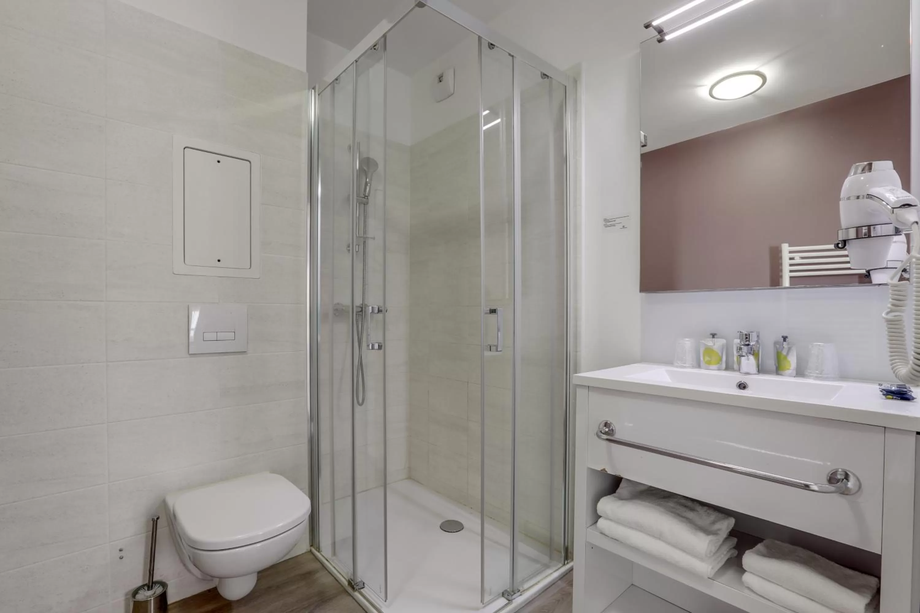 Shower in All Suites Appart Hôtel - Choisy-le-Roi