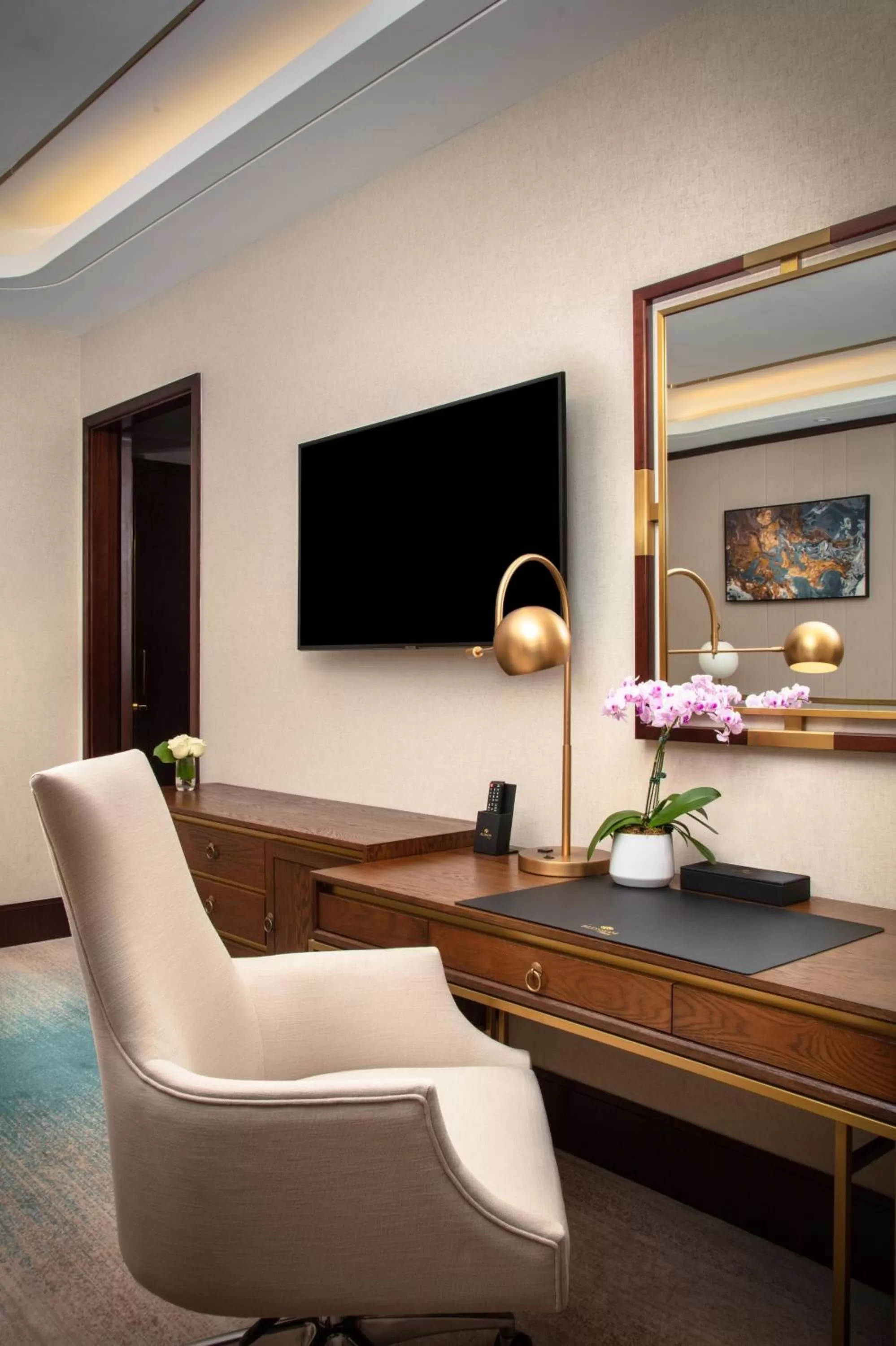 TV and multimedia in Blossom Hotel Houston, Curio Collection by Hilton