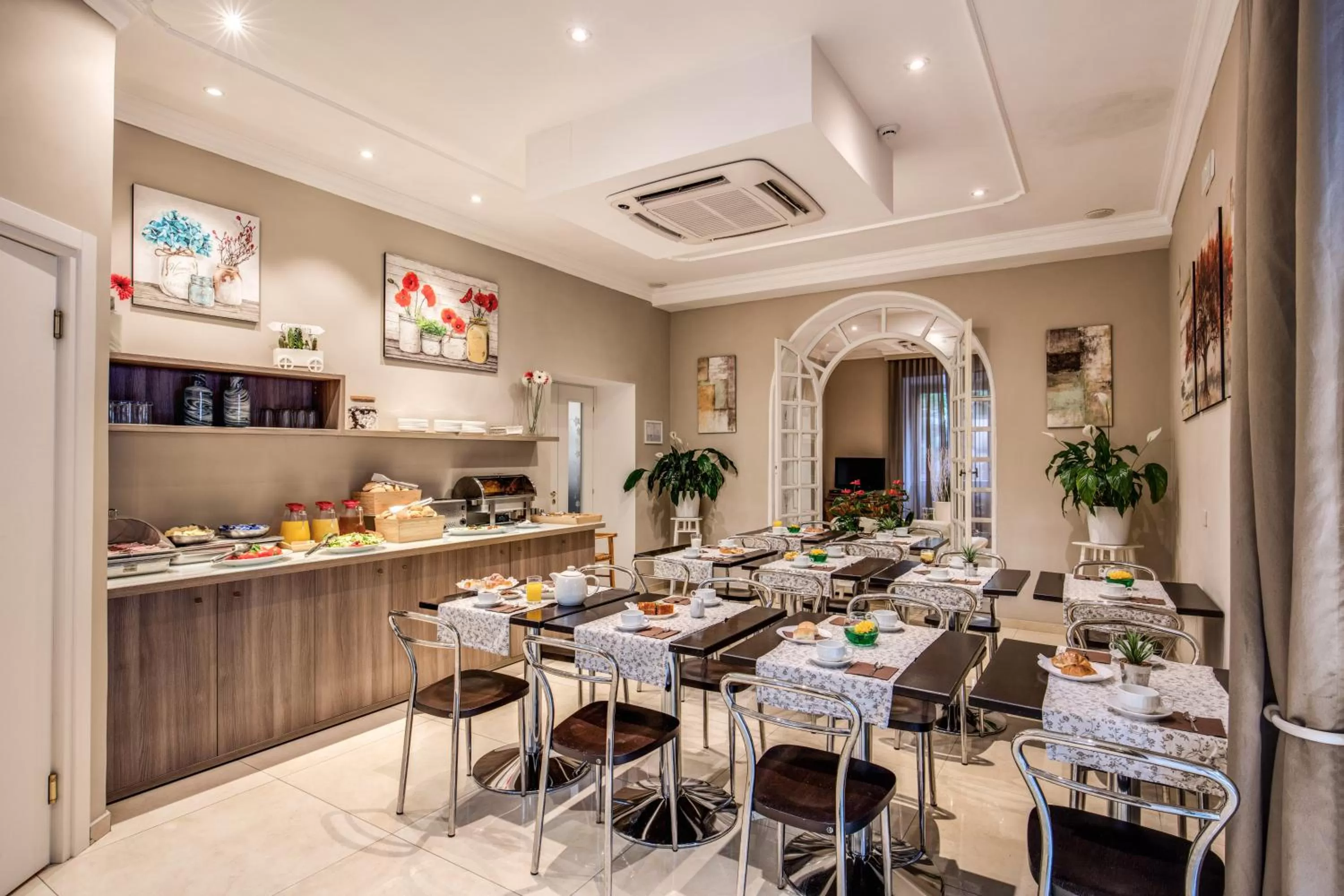 Restaurant/places to eat in Rome Garden Hotel