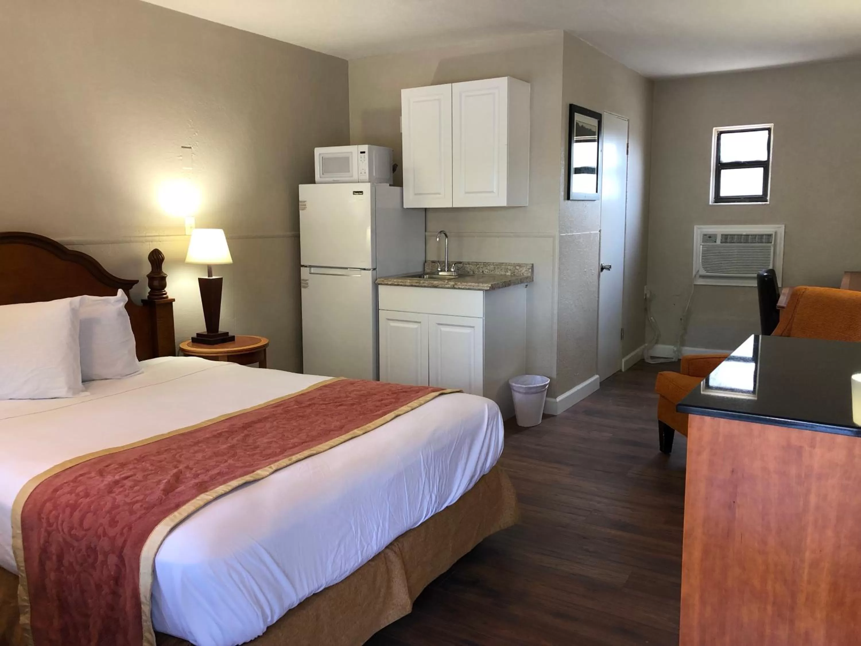 Bed in Ocala Cove Motel