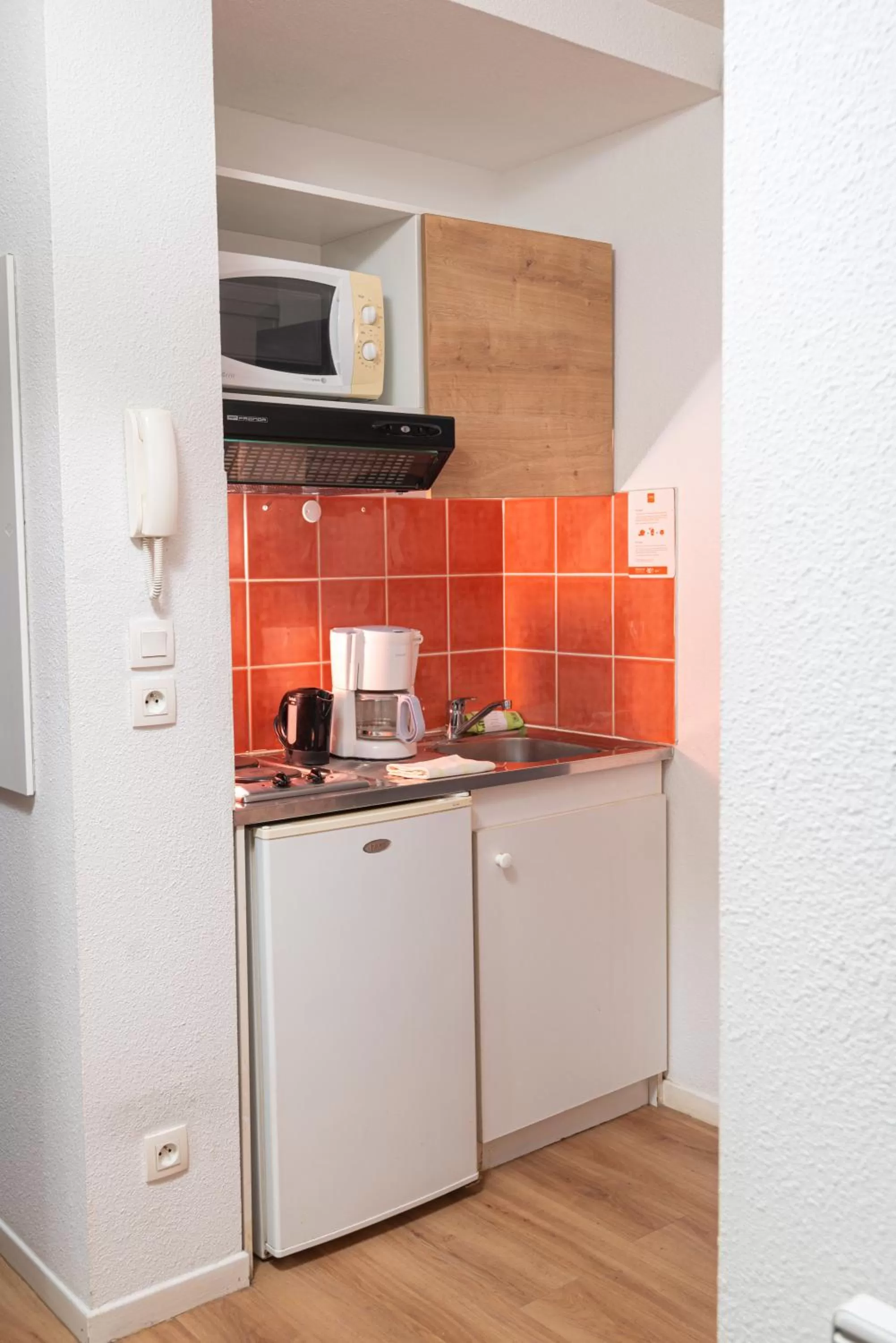 Kitchen or kitchenette in Apparthotel Privilodges Lyon Lumière