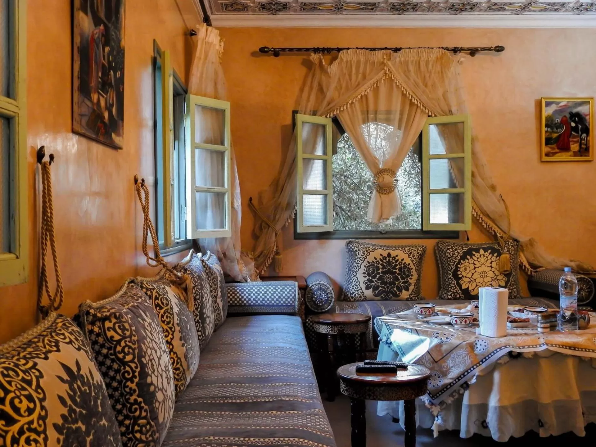 Living room, Seating Area in Le Bleu House