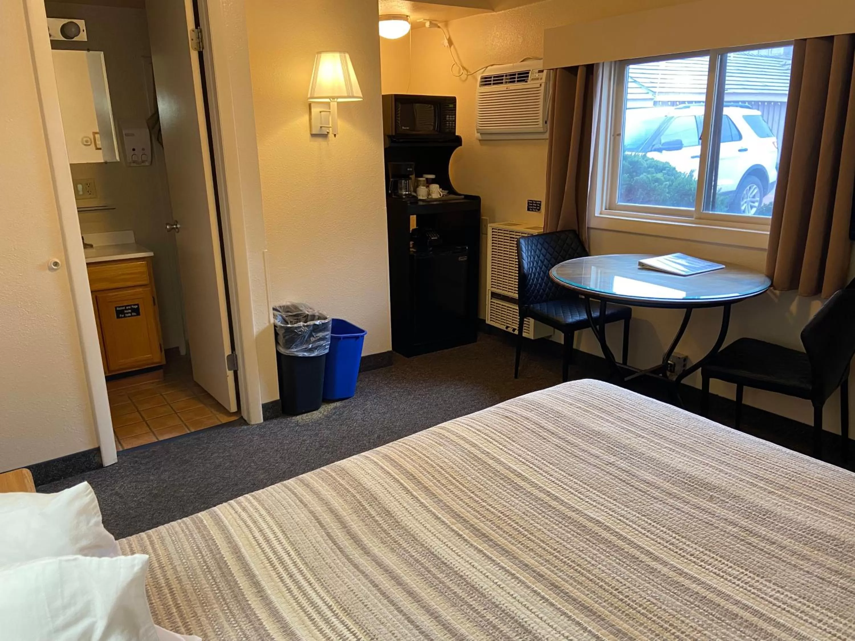 Bed in Woodland Motel