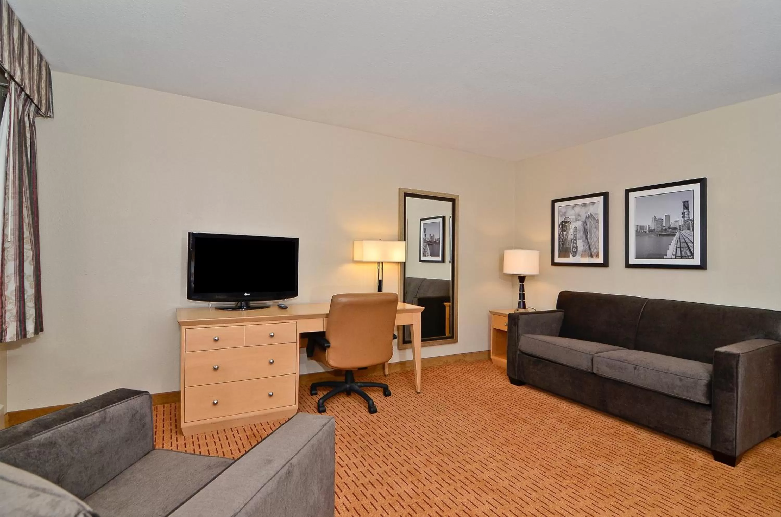 TV and multimedia in Clackamas Inn and Suites