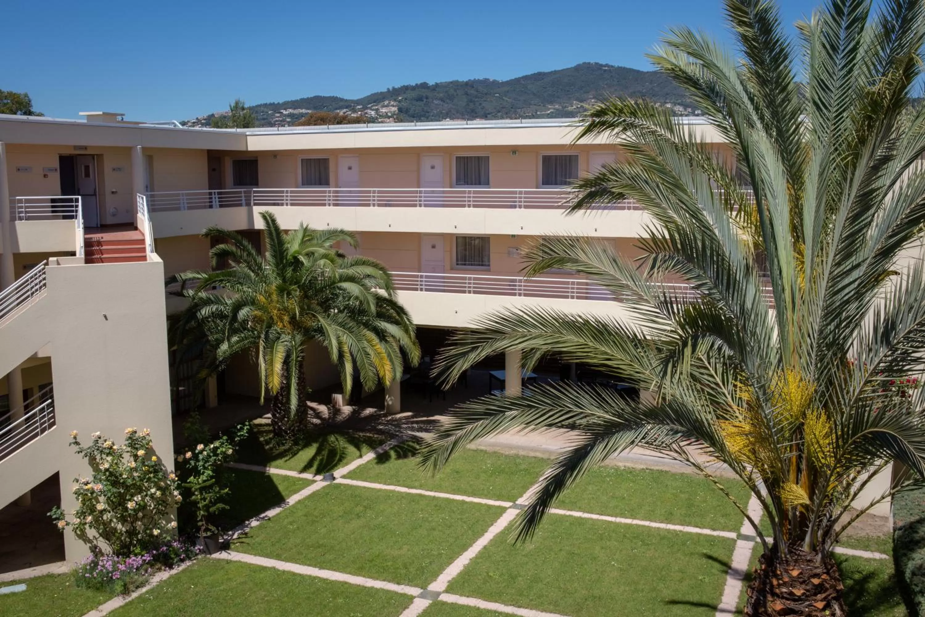 Deluxe Room with Double Bed and Bunk Beds in Mercure Cannes Mandelieu