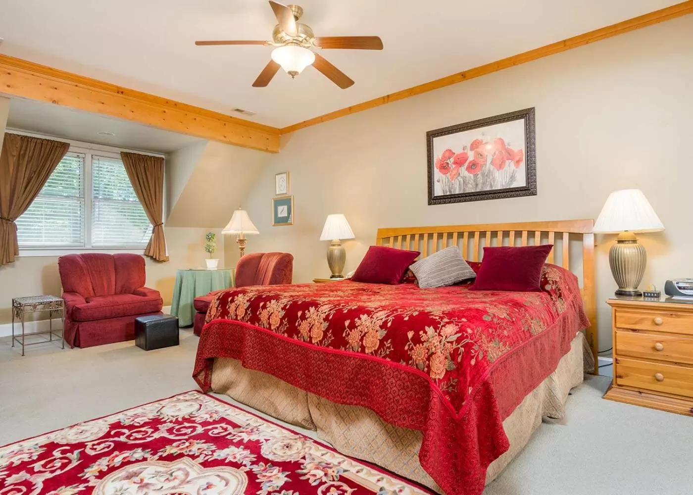 Bed in Highland Lake Inn & Resort - Flat Rock