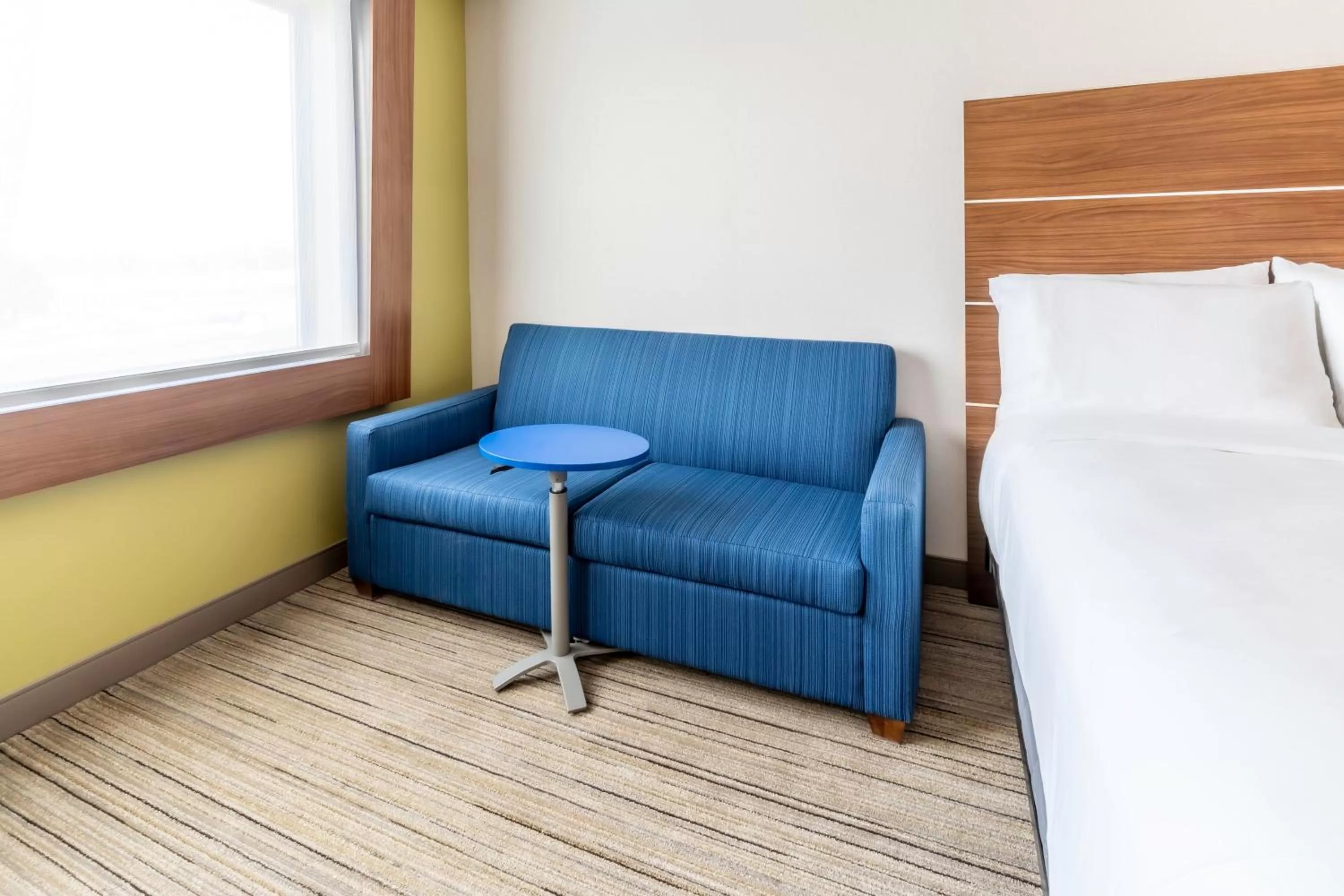 Photo of the whole room, Bed in Holiday Inn Express & Suites - Milwaukee West Allis by IHG