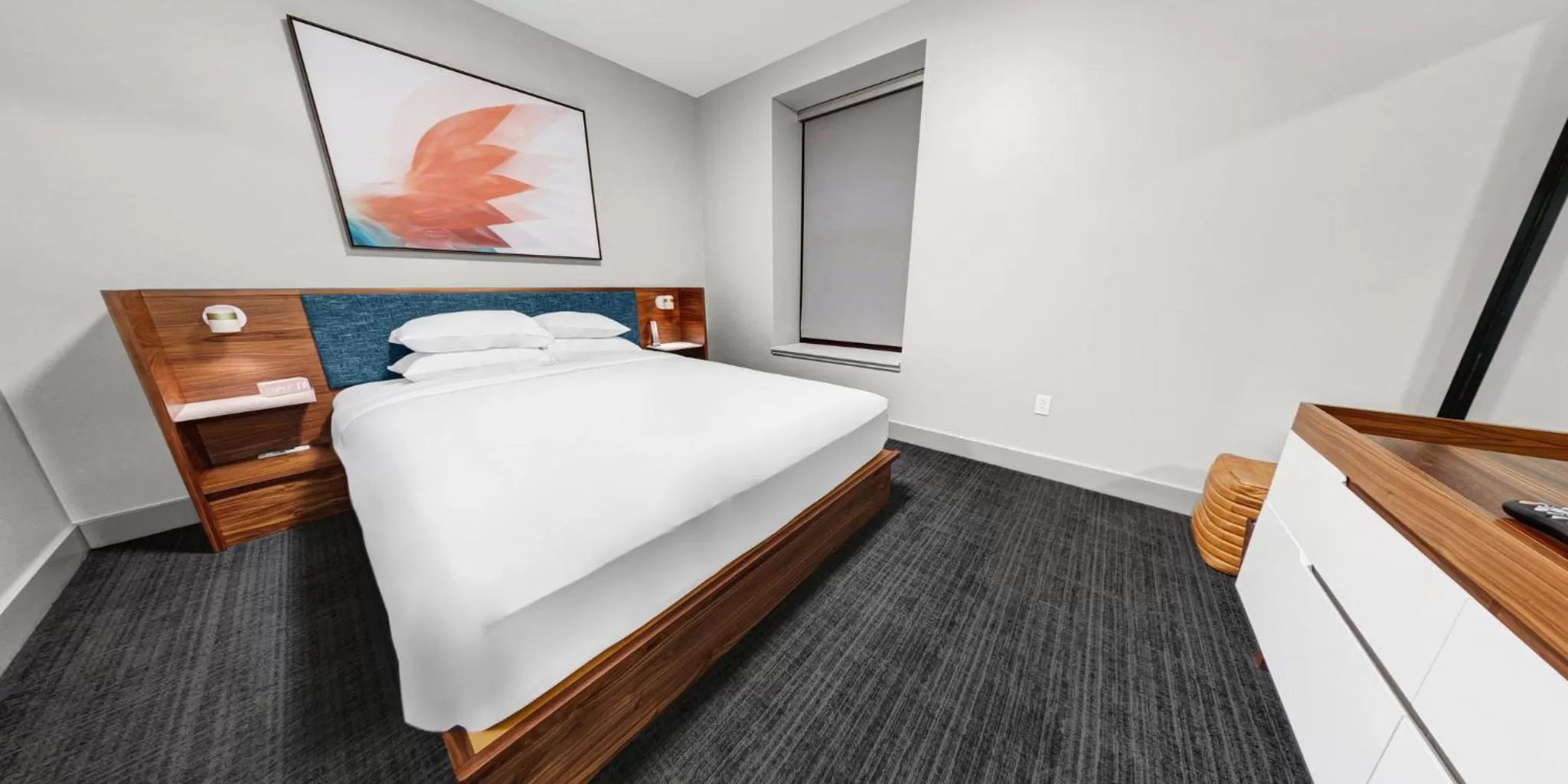 Photo of the whole room, Bed in Kimpton Schofield Hotel by IHG