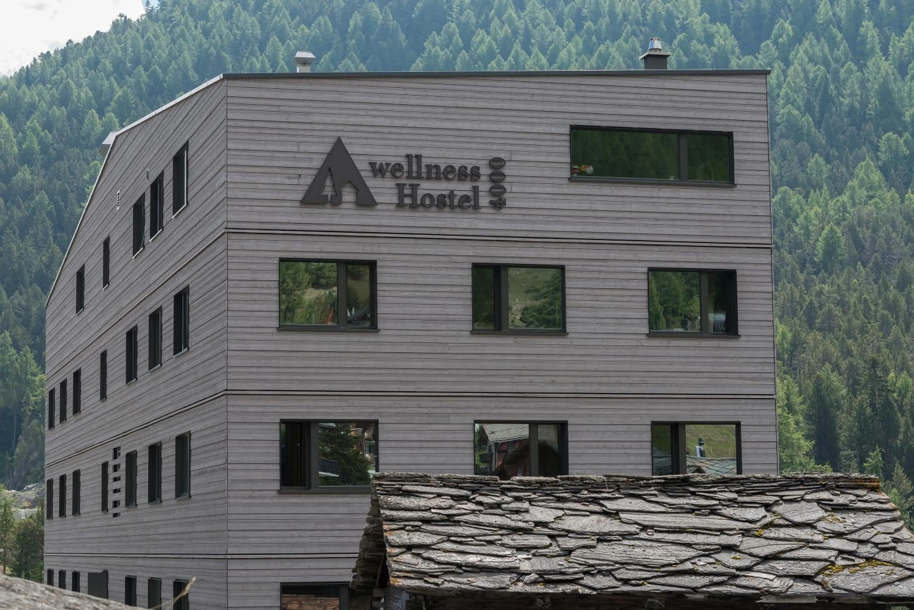Facade/entrance in Saas-Fee wellnesshostel4000