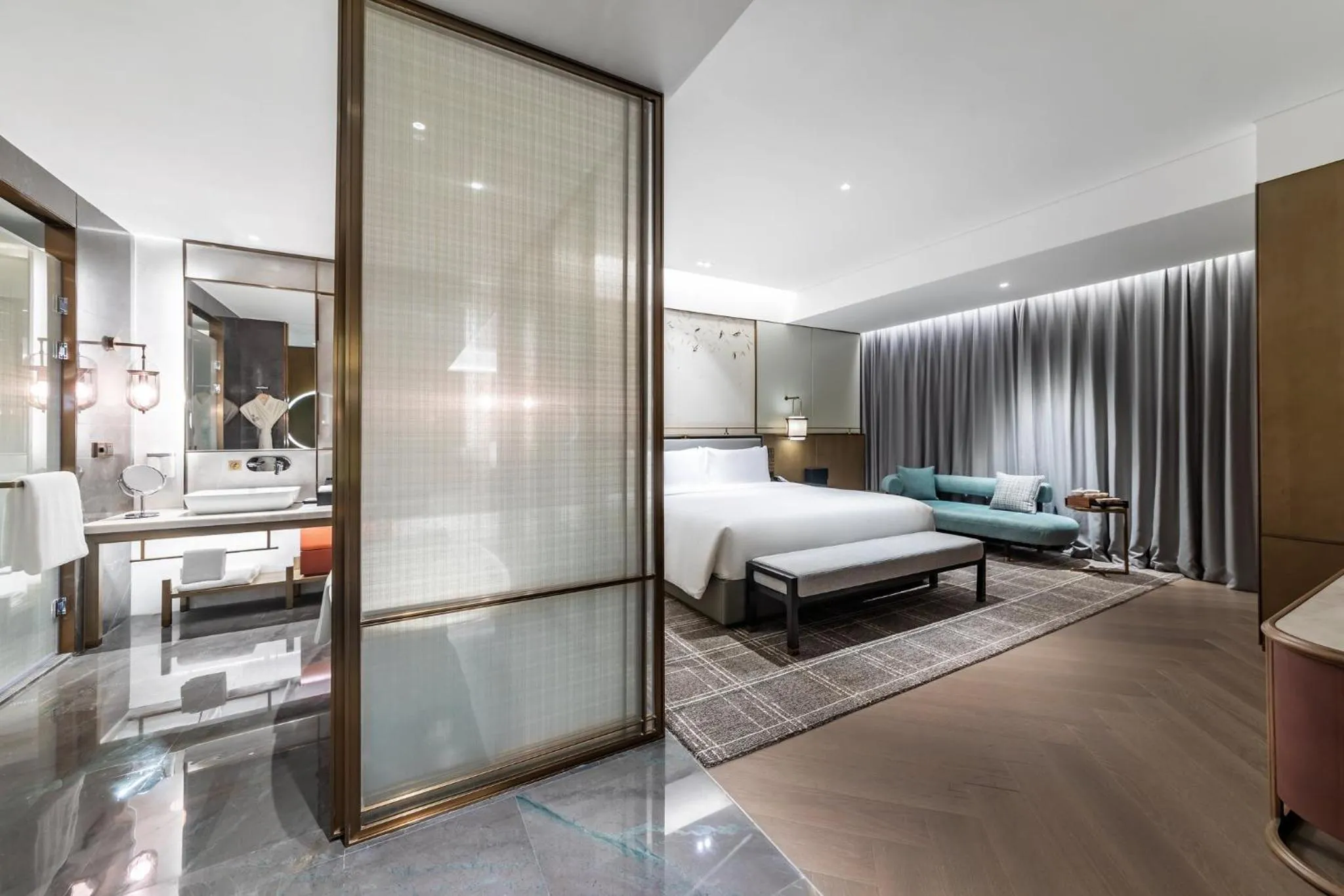 Photo of the whole room, Bed in HUALUXE Xi'an Chanba by IHG