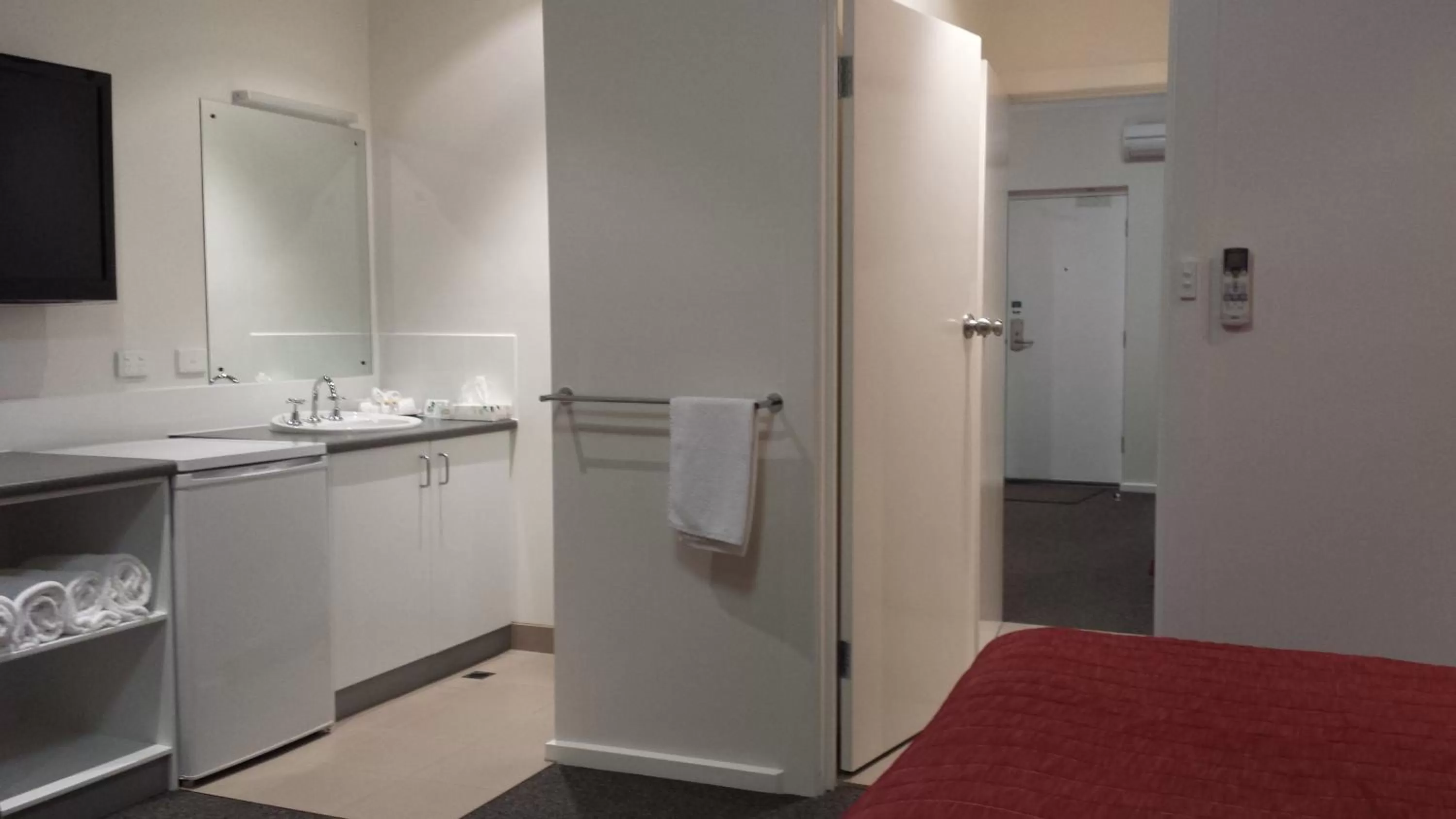 Bathroom, Bed in McLaren Vale Motel & Apartments