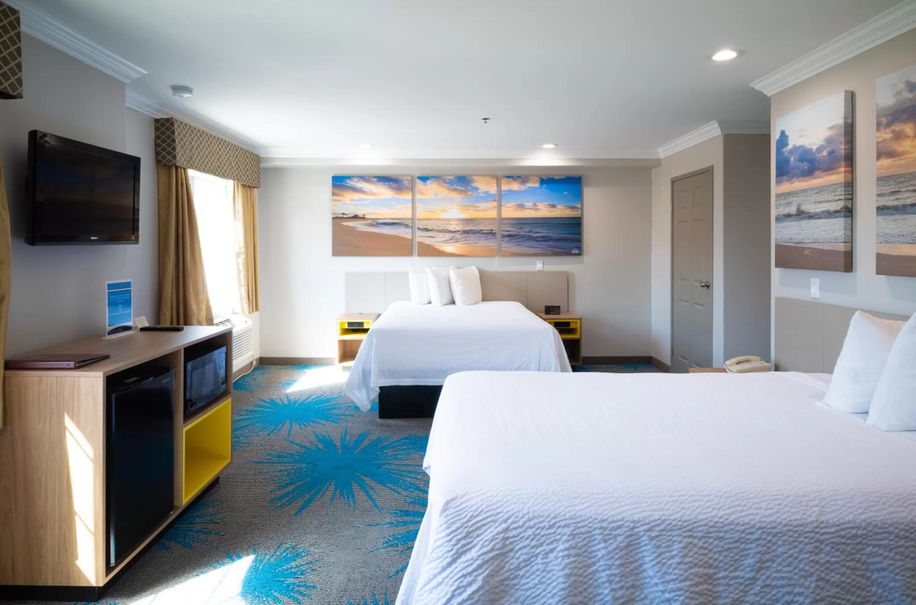 Photo of the whole room, Bed in Days Inn by Wyndham Santa Monica