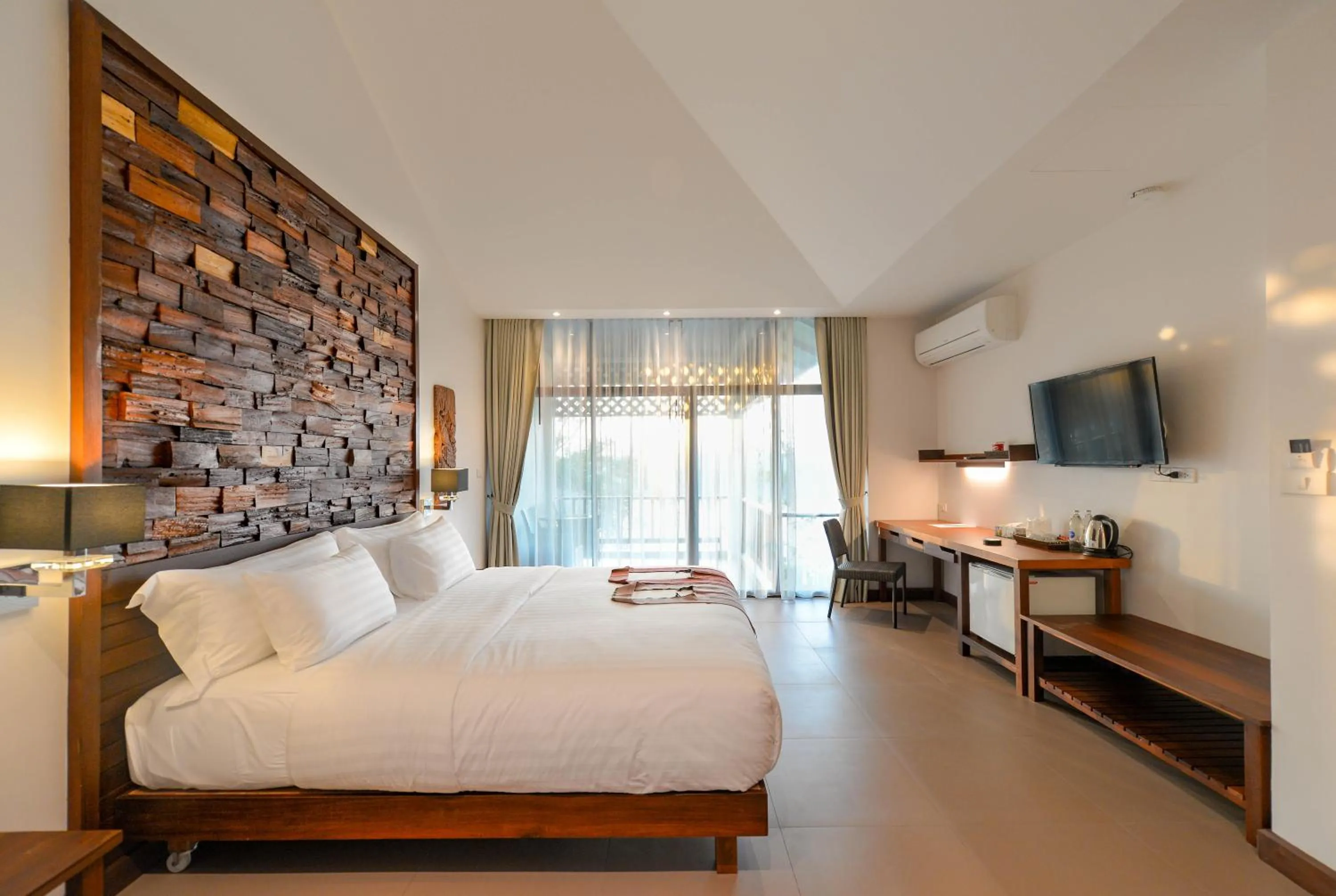 Deluxe Double Room with Bath in Bansaeo Garden and Resort