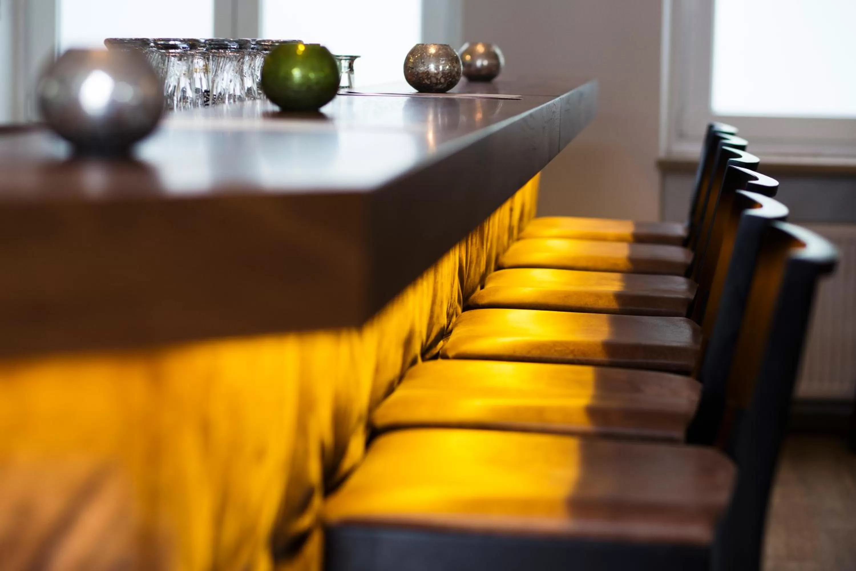 Lounge or bar in RiKu HOTEL Neu-Ulm