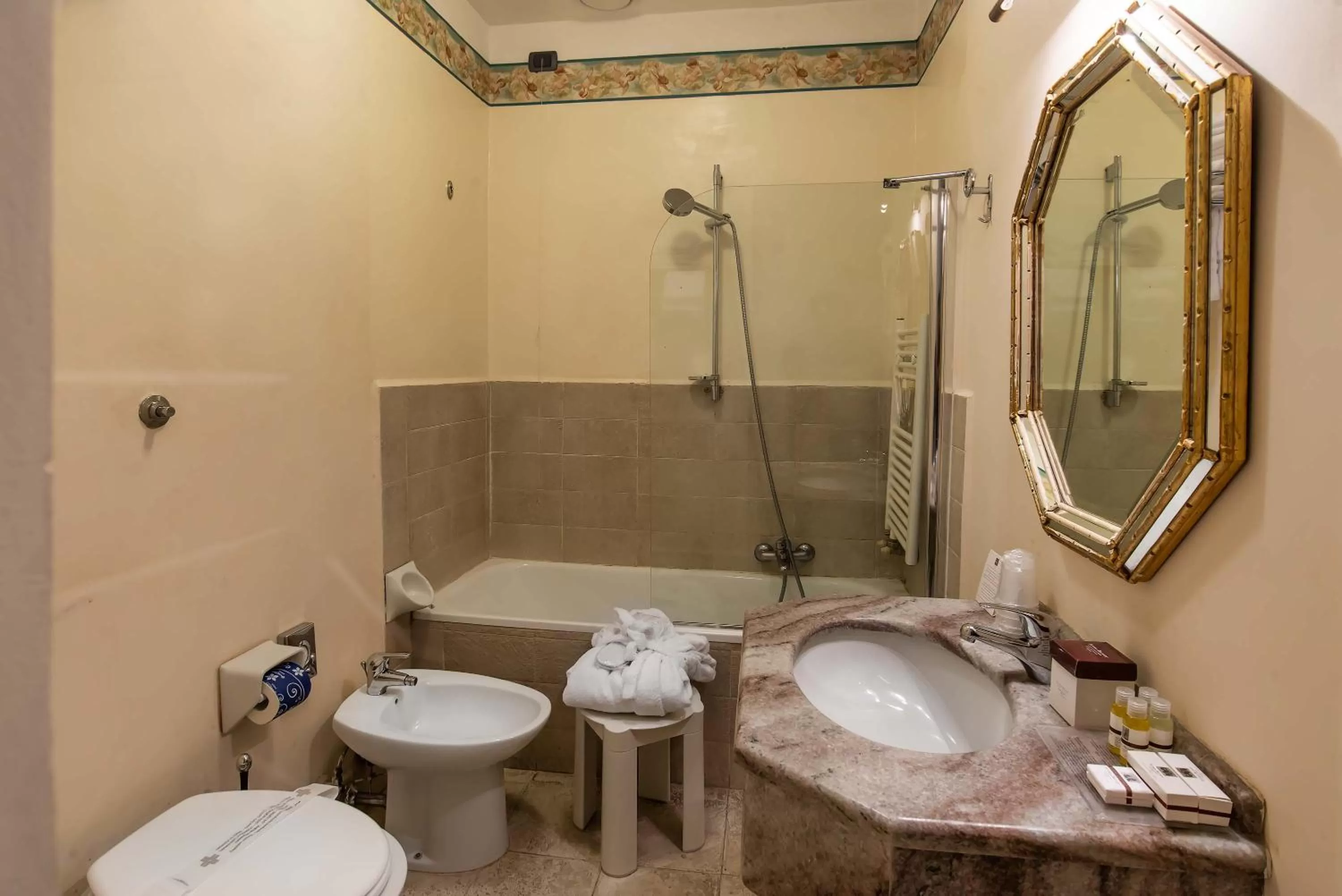 Bathroom in Hotel Paris