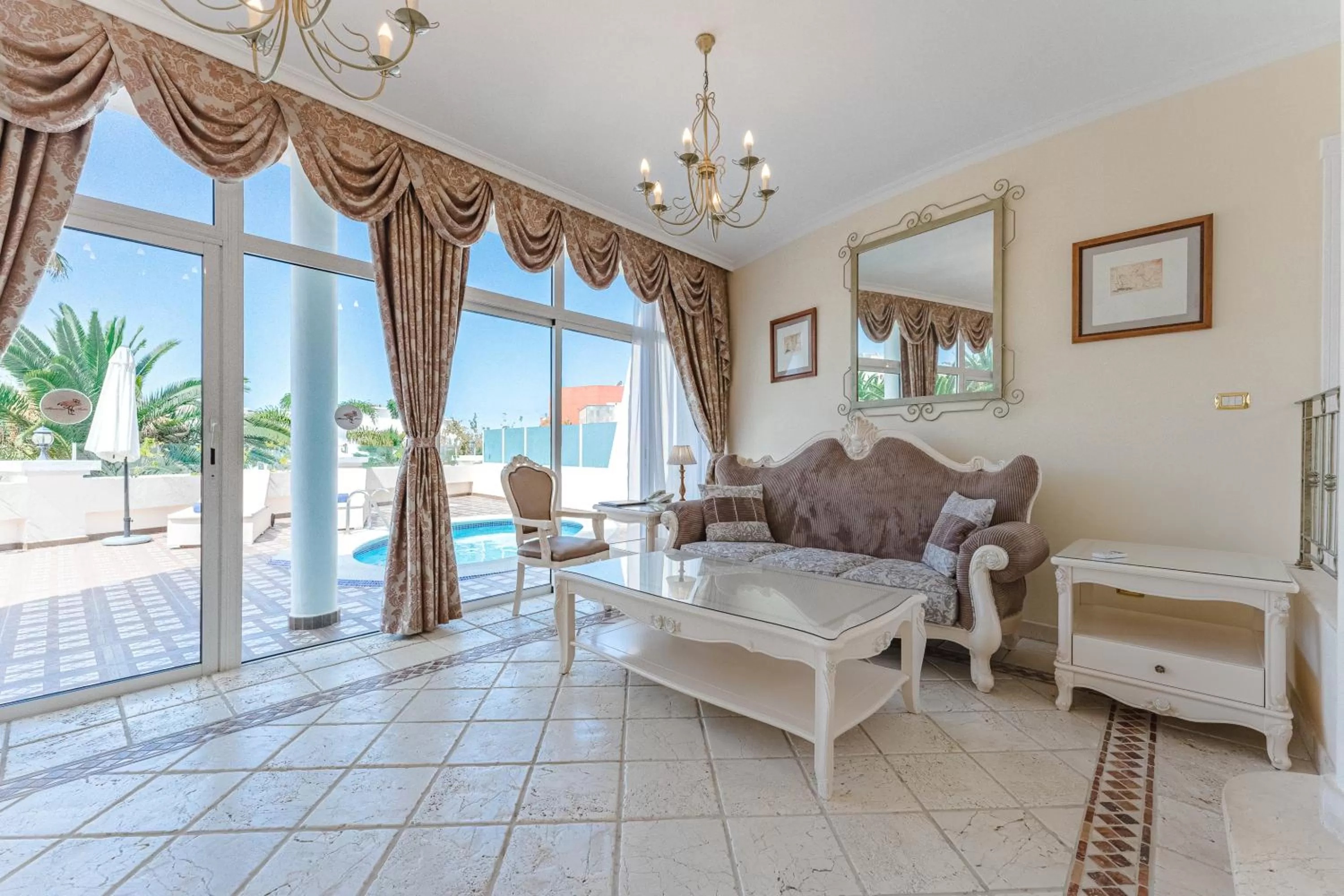 Living room in Flamingo Suites Boutique Hotel