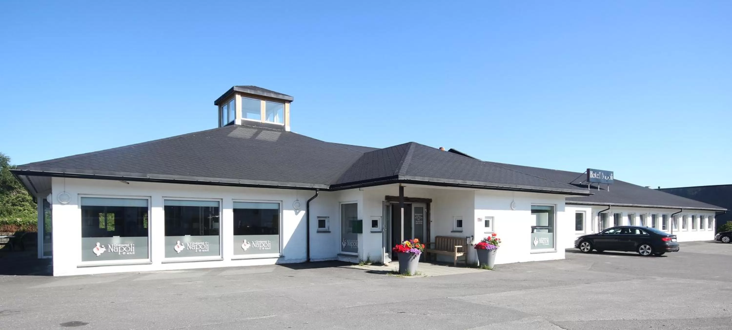 Facade/entrance, Property Building in Napoli Resturant & Hotell AS