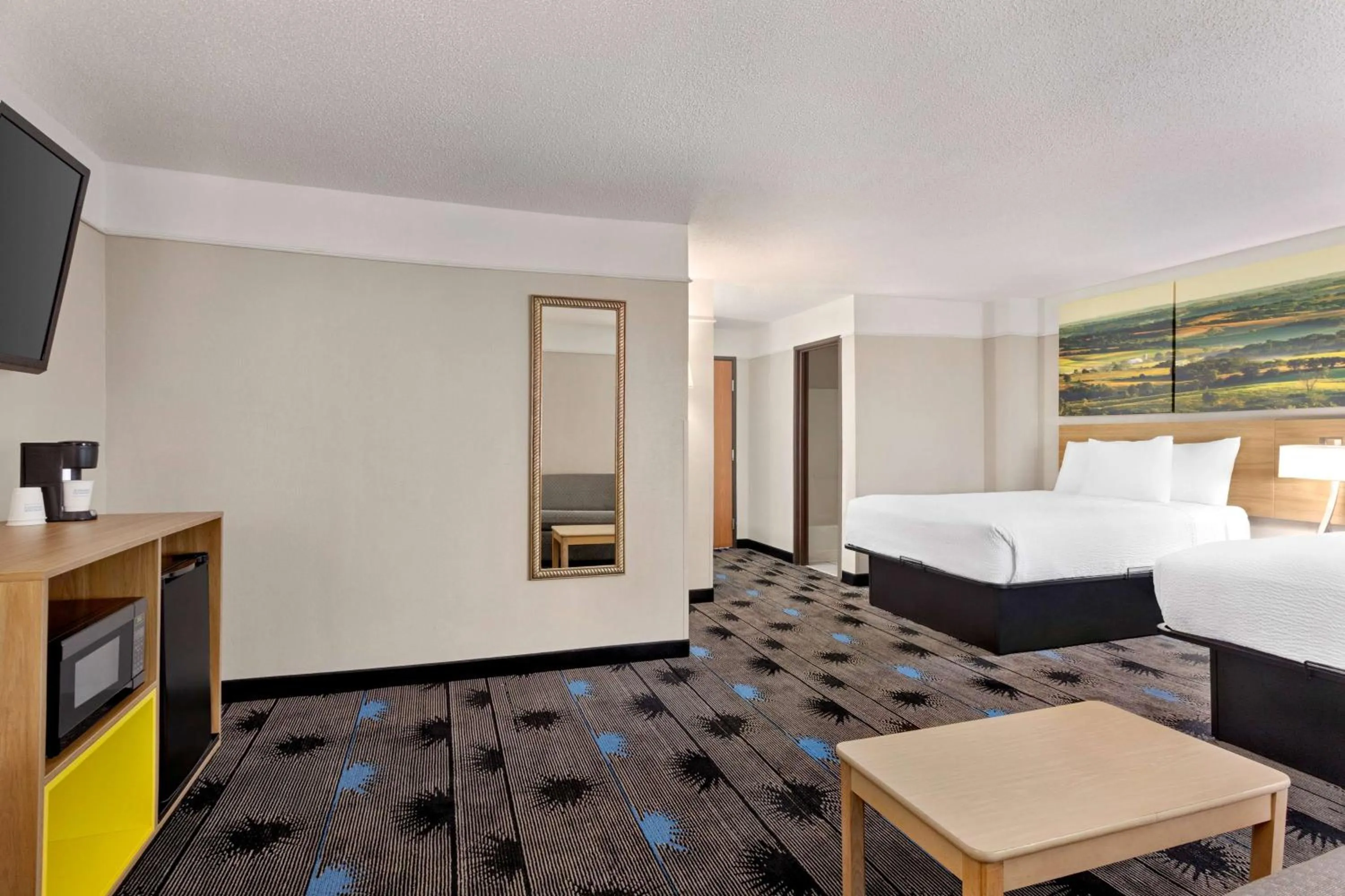Photo of the whole room, Bed in Days Inn by Wyndham Kansas City International Airport