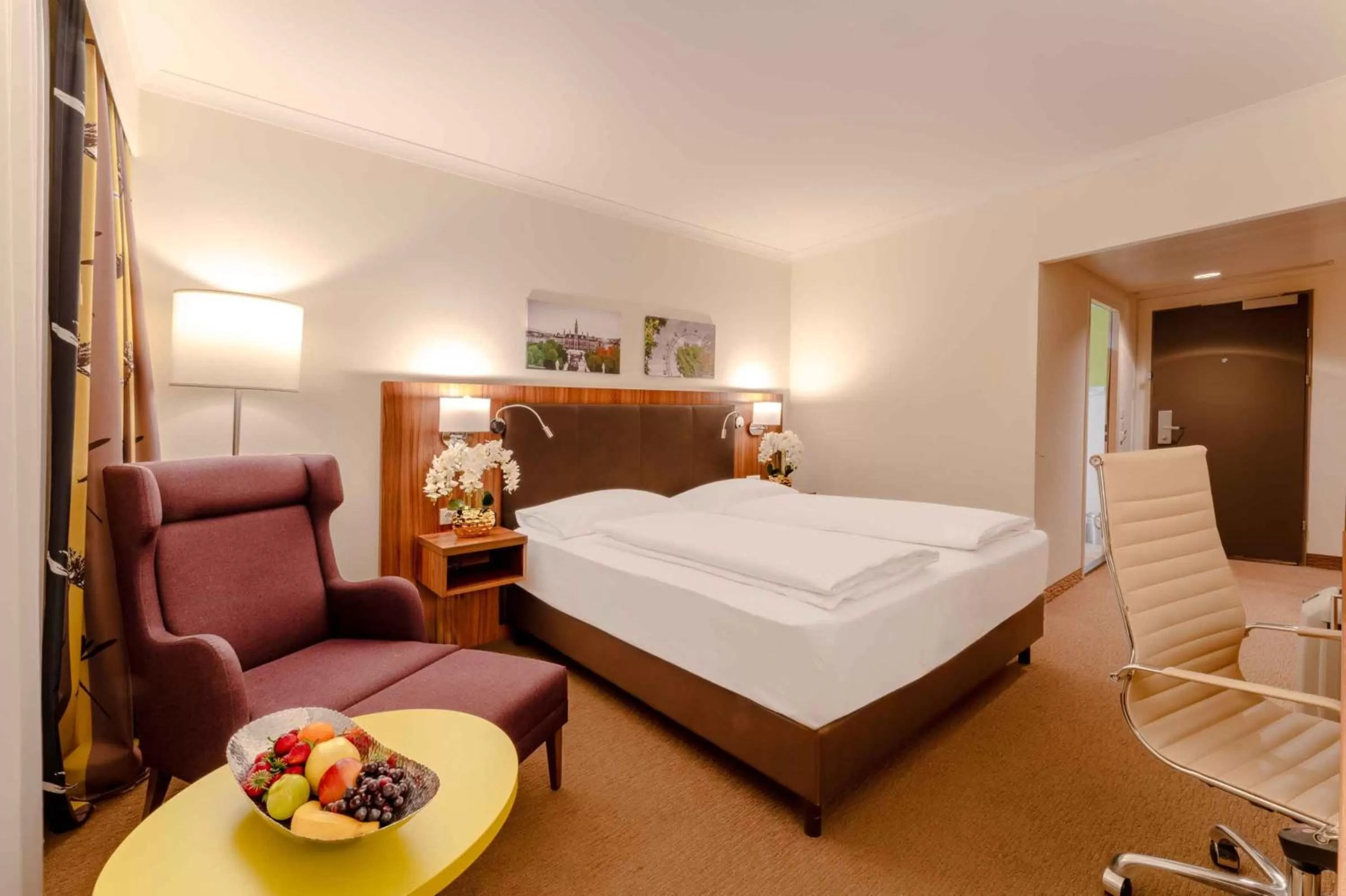 Photo of the whole room, Bed in PLAZA Premium Wien