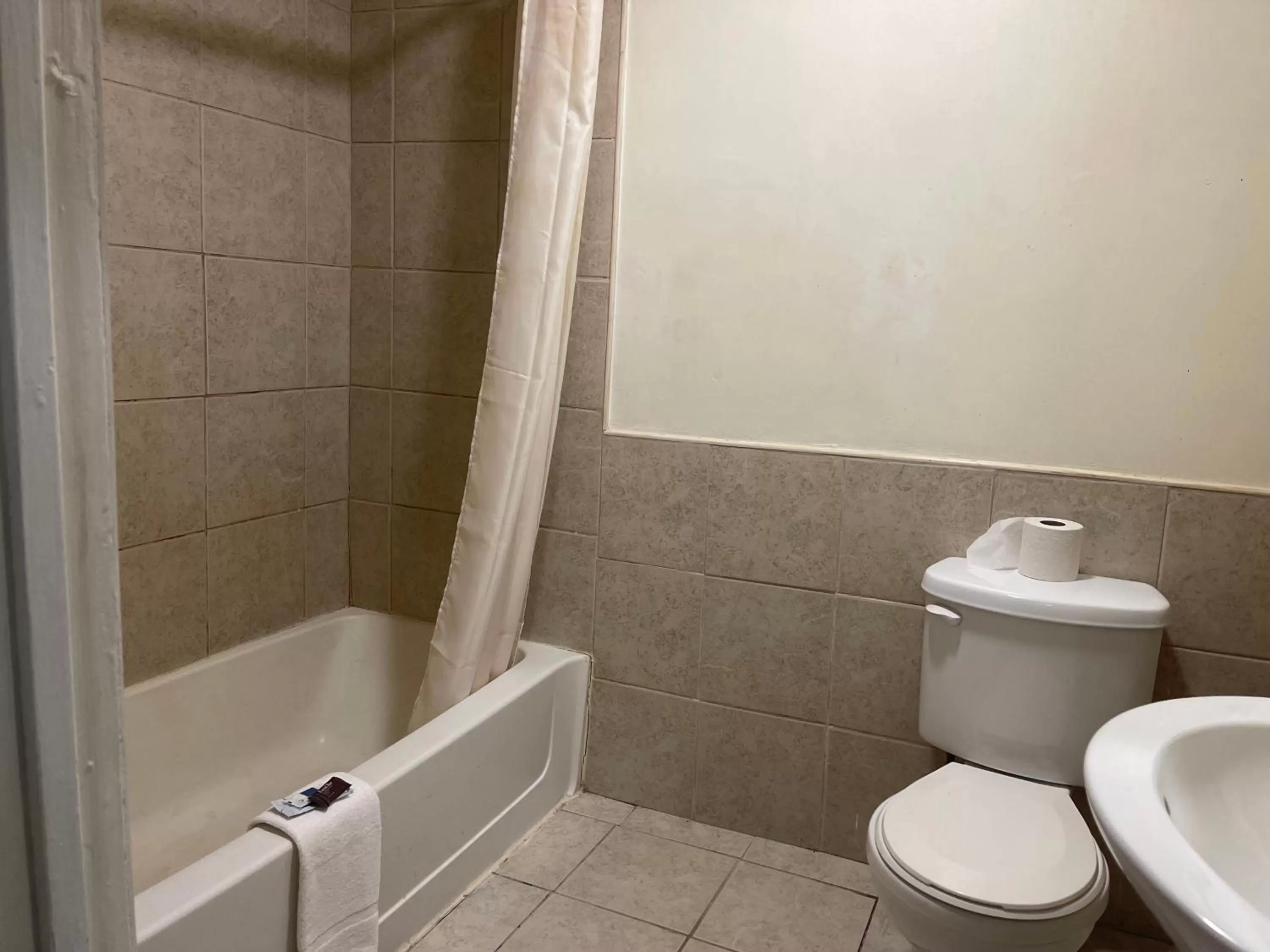 Toilet in Pennswoods Inn