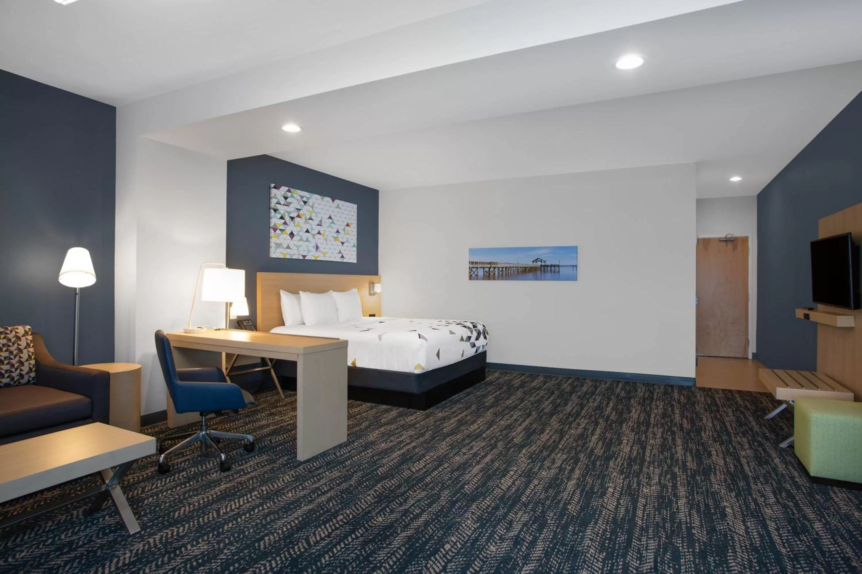 Bed in La Quinta Inn & Suites by Wyndham Manassas, VA- Dulles Airport